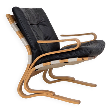 Fauteuil modèle "Kengu", cuir, bois cintré Années 1970, design norvégien