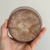 Cache-pot en céramique marron avec motif de feuillage vert peint à la main.