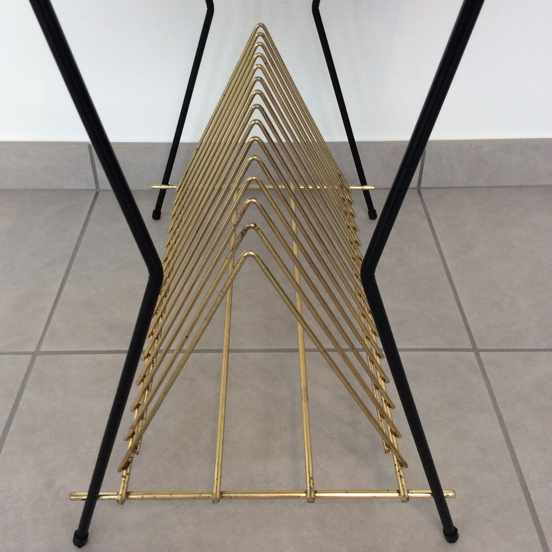 Table support vinyles en métal noir et or