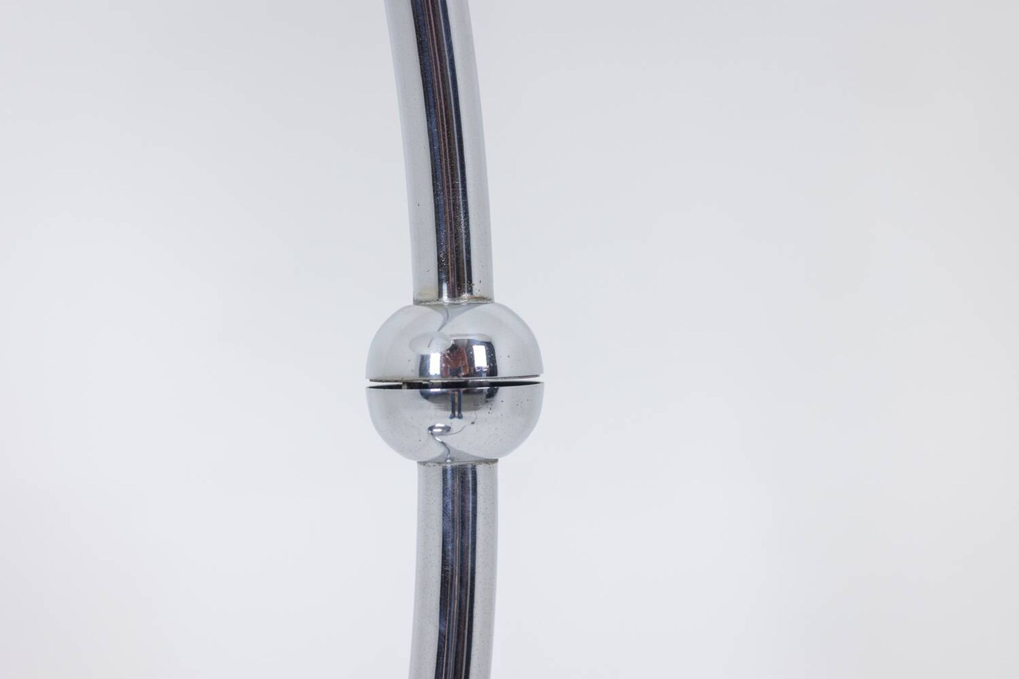 Lampadaire en métal chromé Elio Martinelli, années 1970