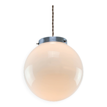 Lampe suspendue sphérique en opaline et métal du milieu du siècle