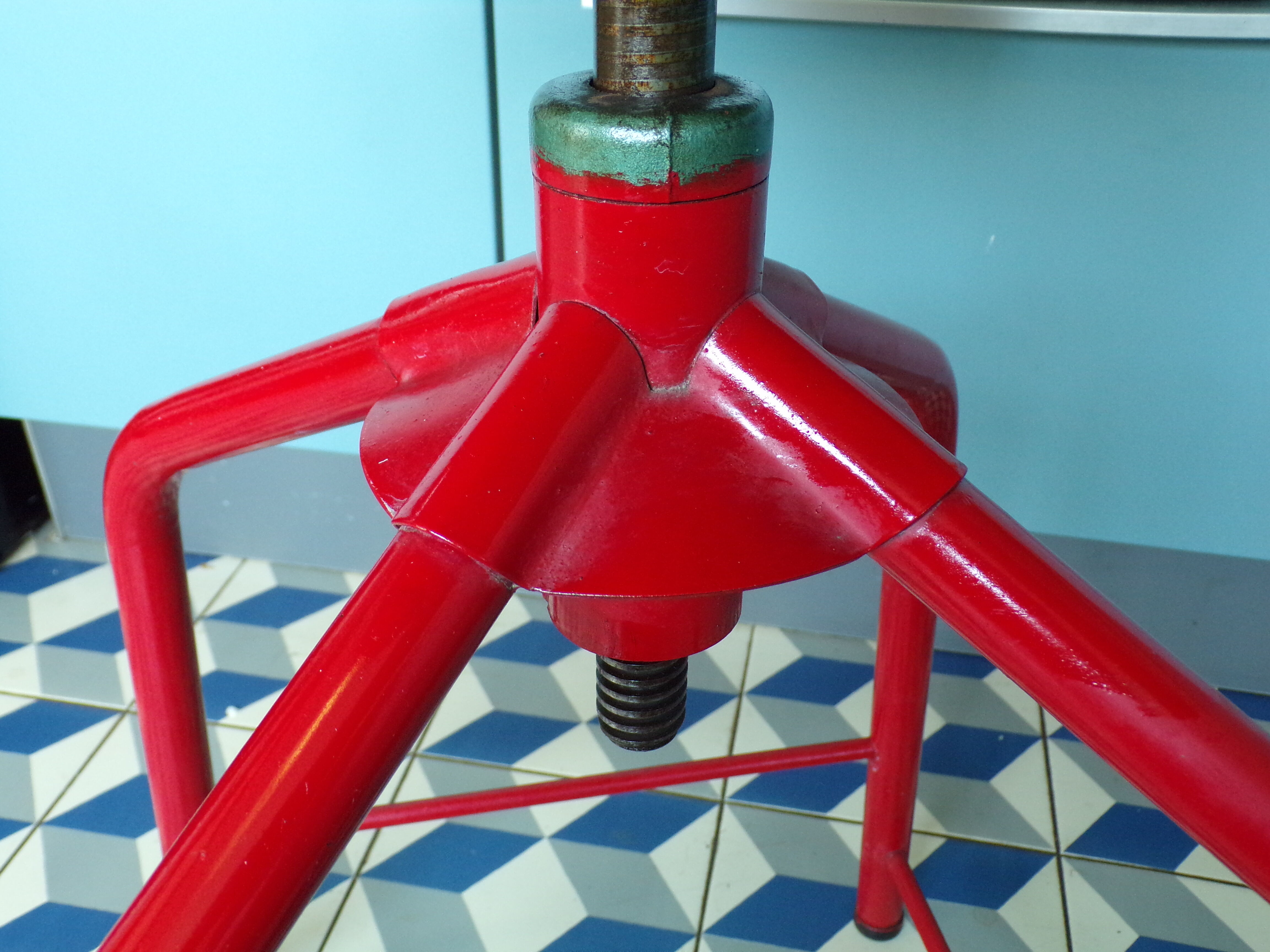 Screw workshop stool