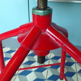 Screw workshop stool