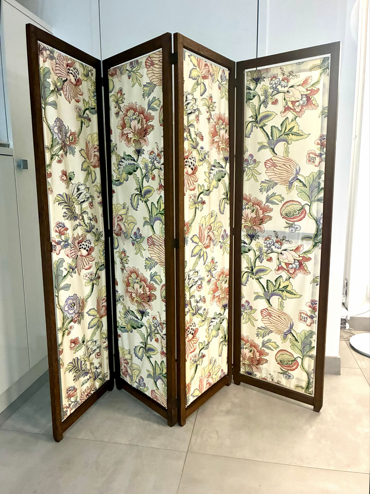 1950 oak screen with 4 panels in very good condition.