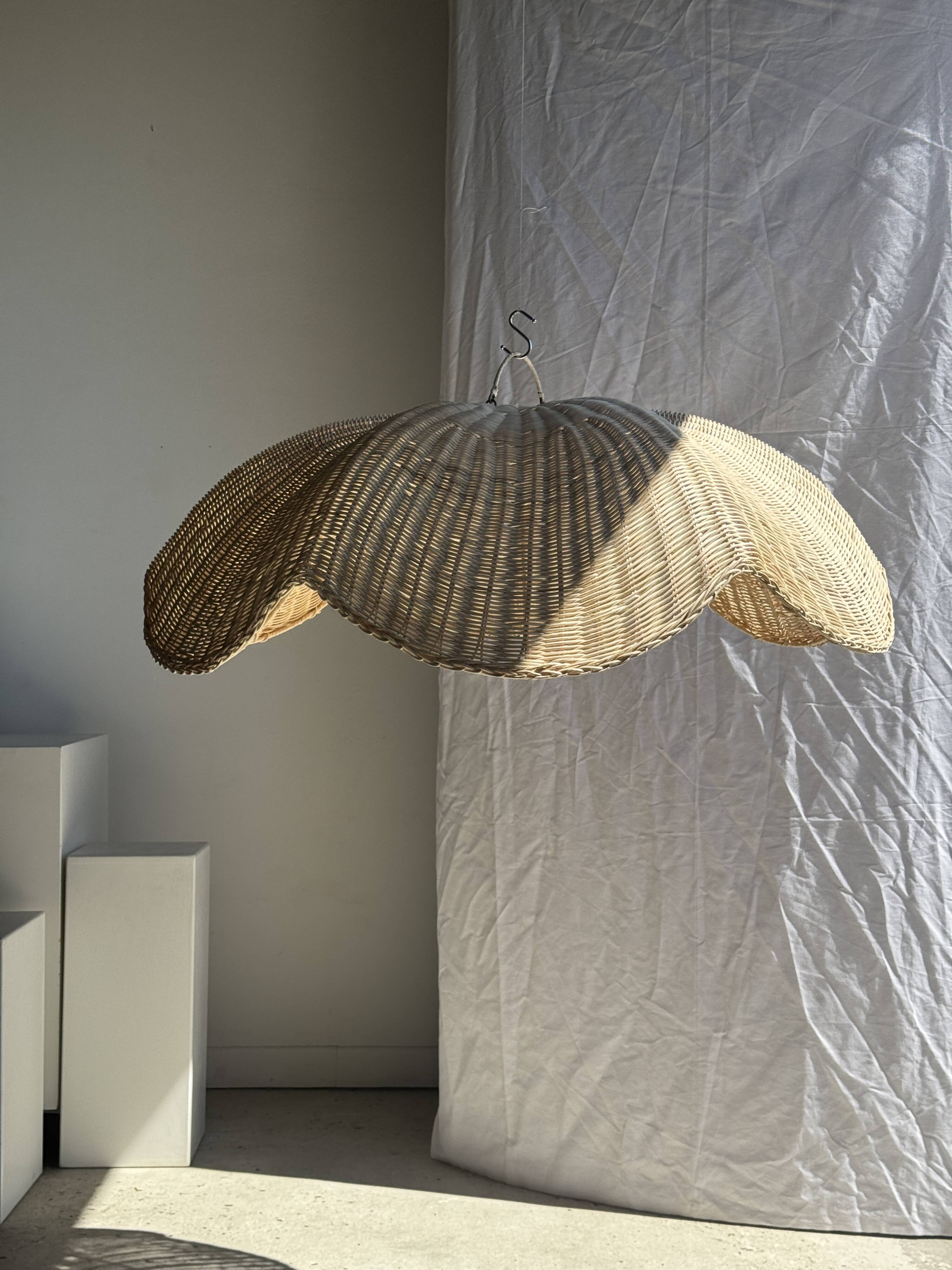 Large suspension or lampshade in flat woven tulip flower rattan H35 D