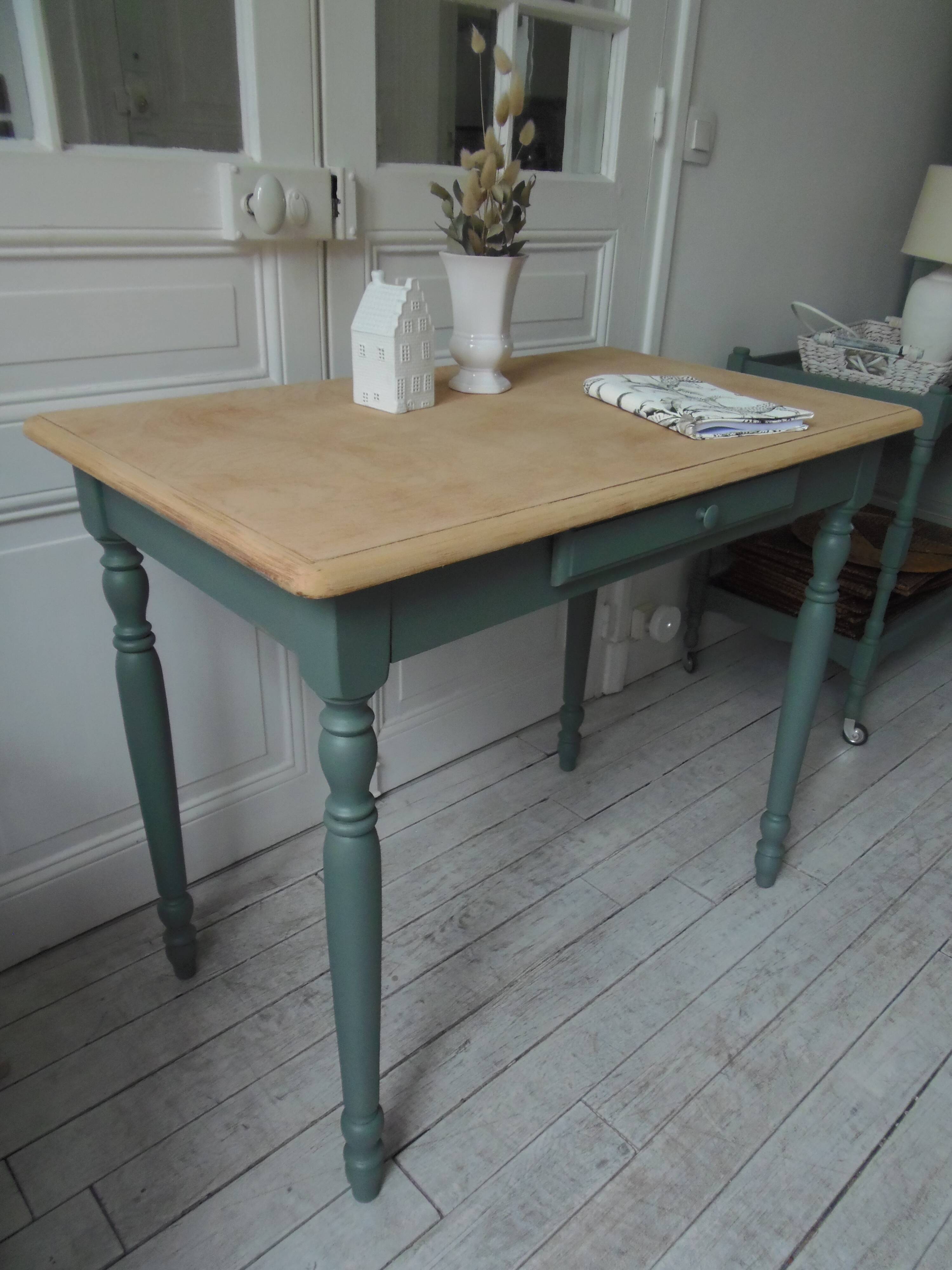 Table, bureau Piètement vert fumé, plateau bois.