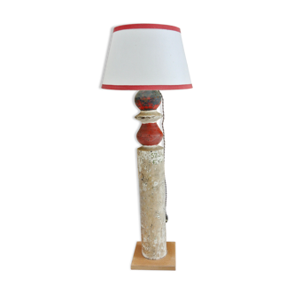 Lampe en bois patiné rouge et blanc