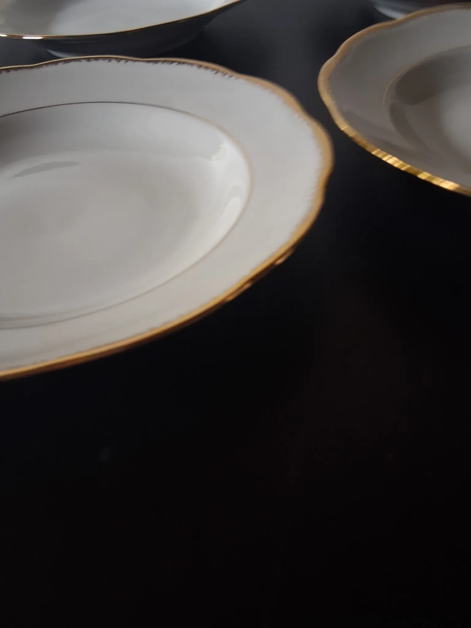 6 deep plates in porcelain from France SEr in very good condition.