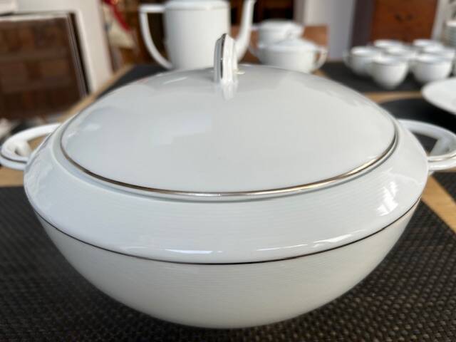 Bernardaud Limoges table service platinum model, 45 pieces