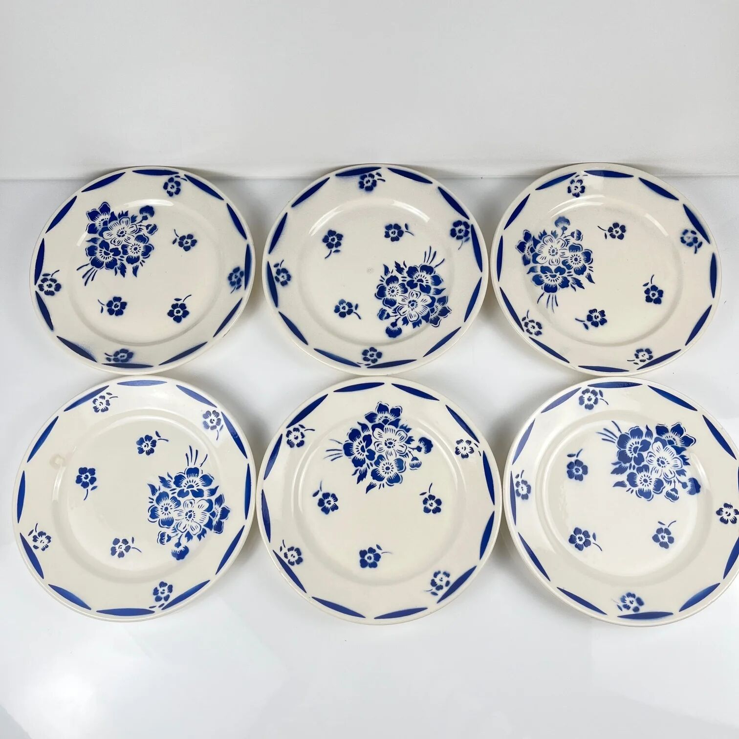 Set of 6 dessert plates, semi-porcelain Badonviller, blue flower pattern, early 20th century.