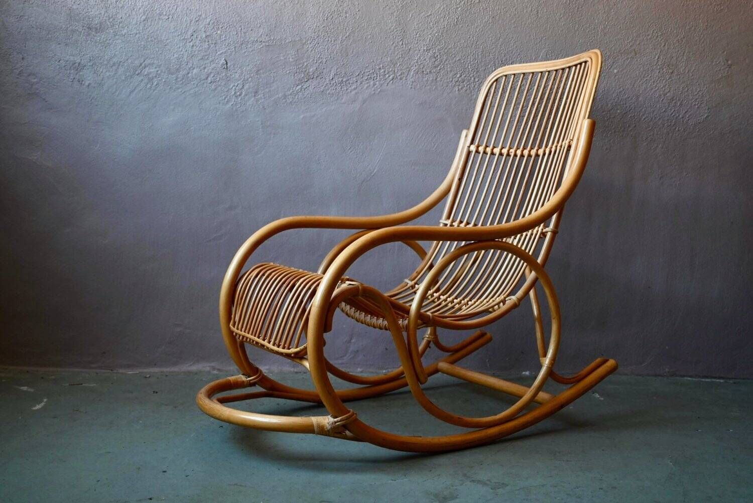 Vintage rocking chair in rattan from the 60s-70s, high openwork backrest.