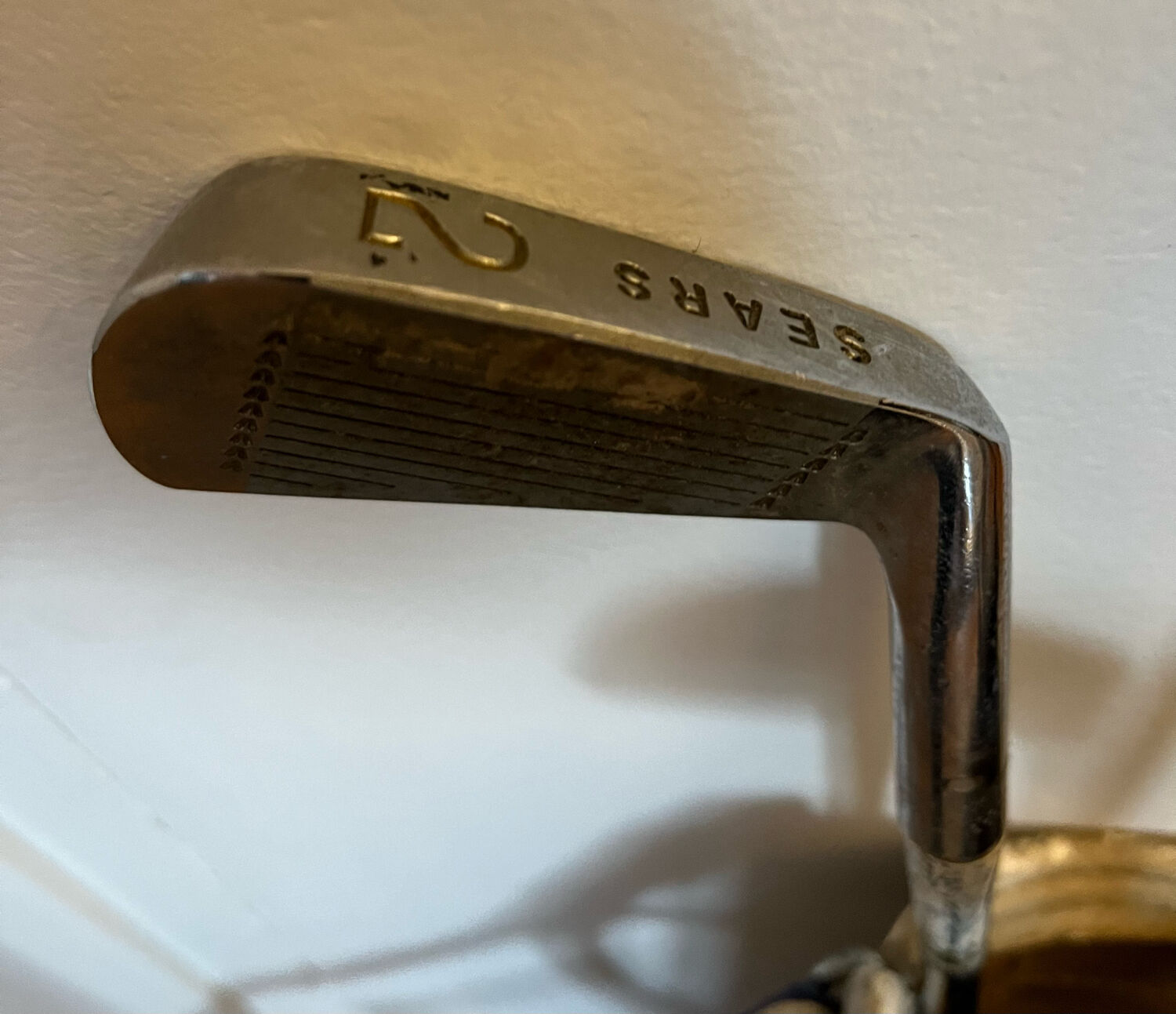 Golf bag filled with 5 vintage clubs