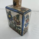 Flacon persan, vase ancien à décor polychrome de fleurs, style Kagjar, céramique ancienne