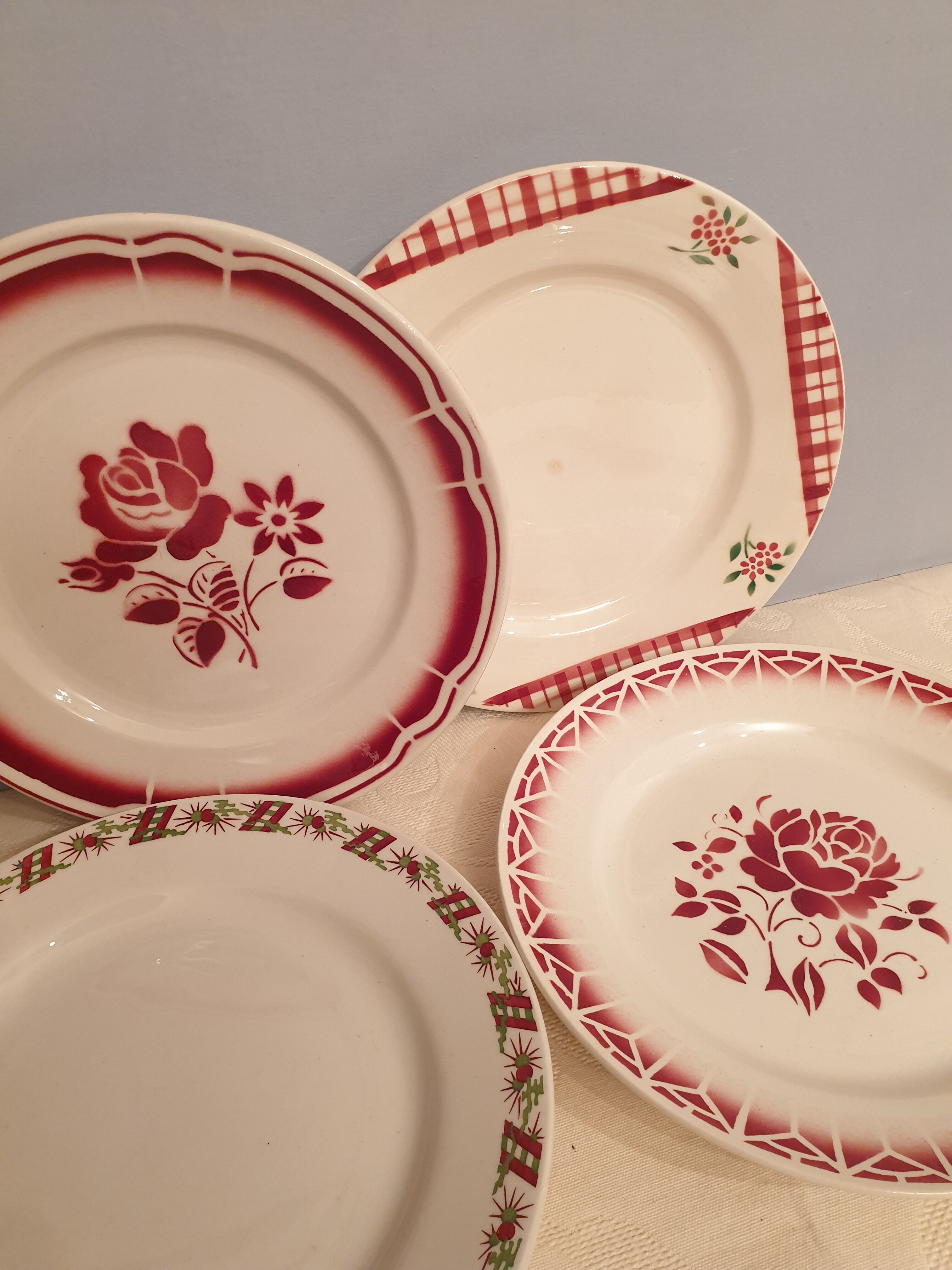 Assorted 4 plates red tones