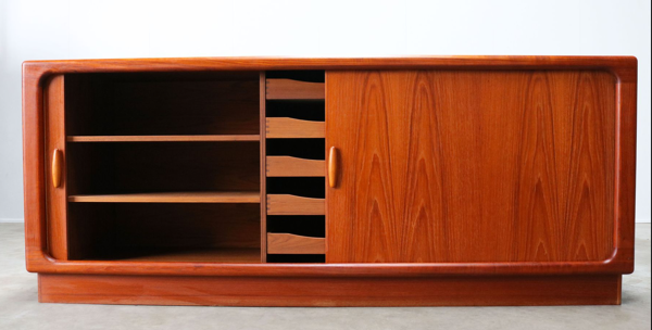 Crédence en teck à portes tambour de Dyrlund Danemark 1950s