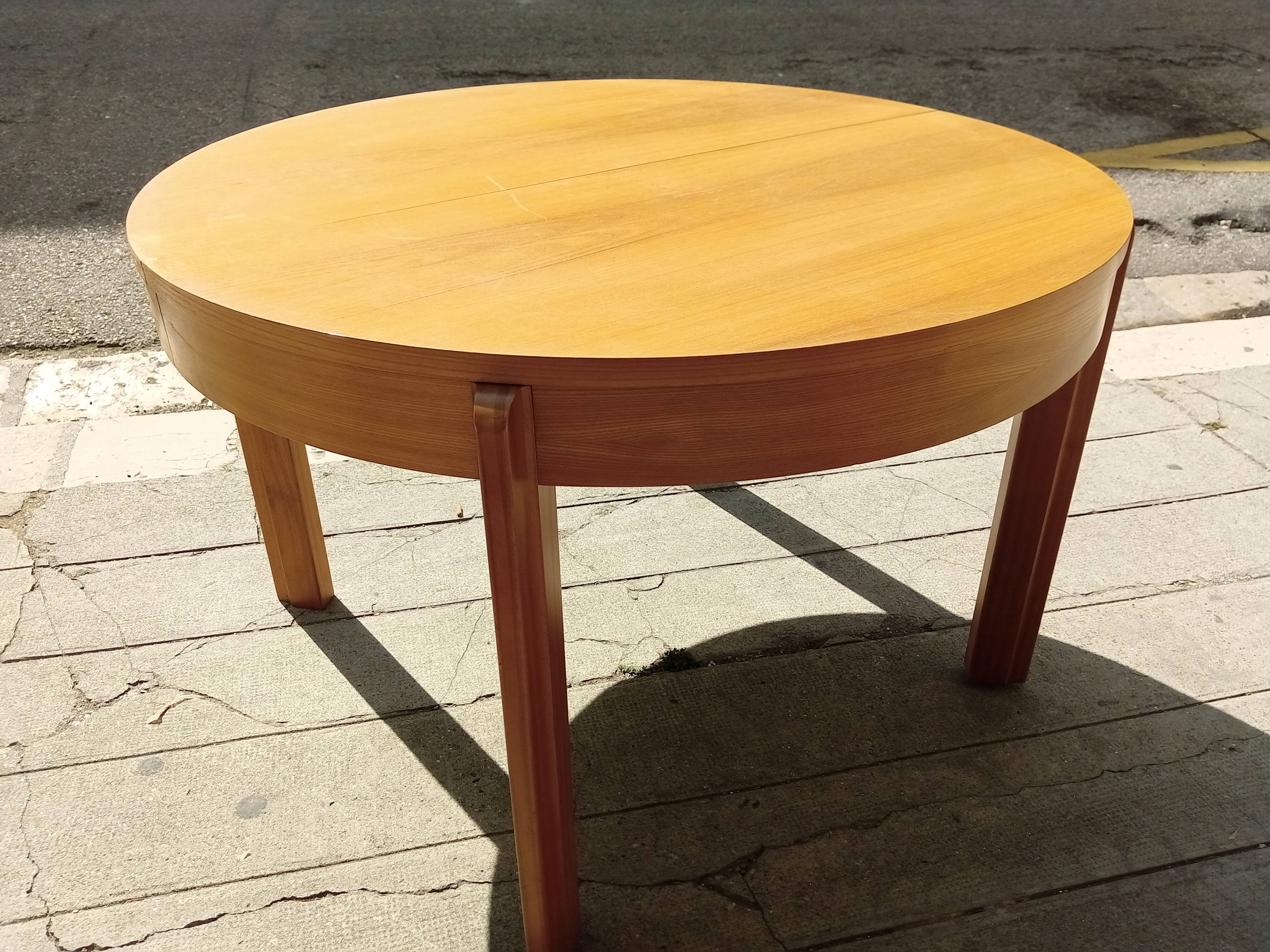 Table and six chairs in elm. Vintage