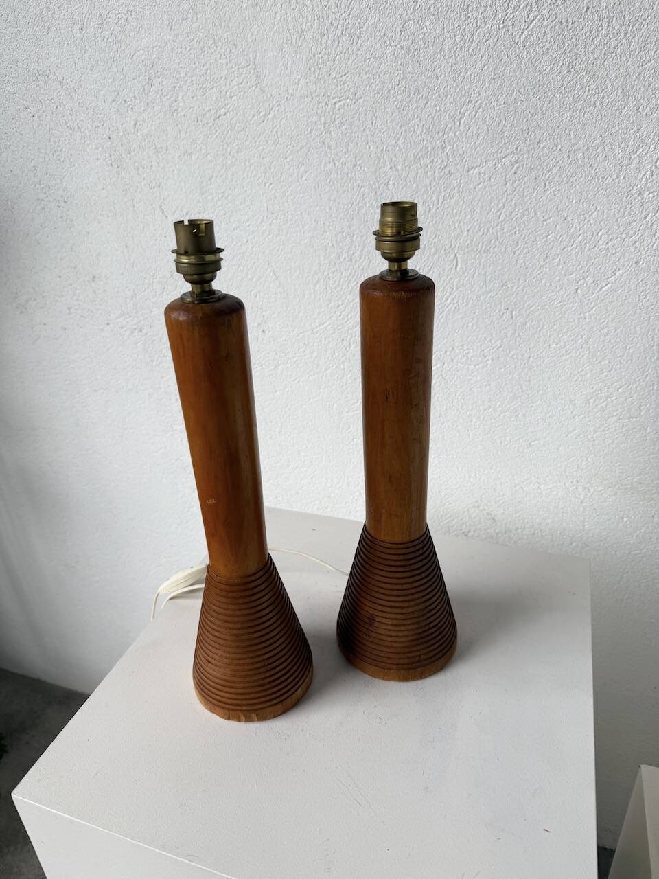 Paire de lampes de table bois chêne années 50