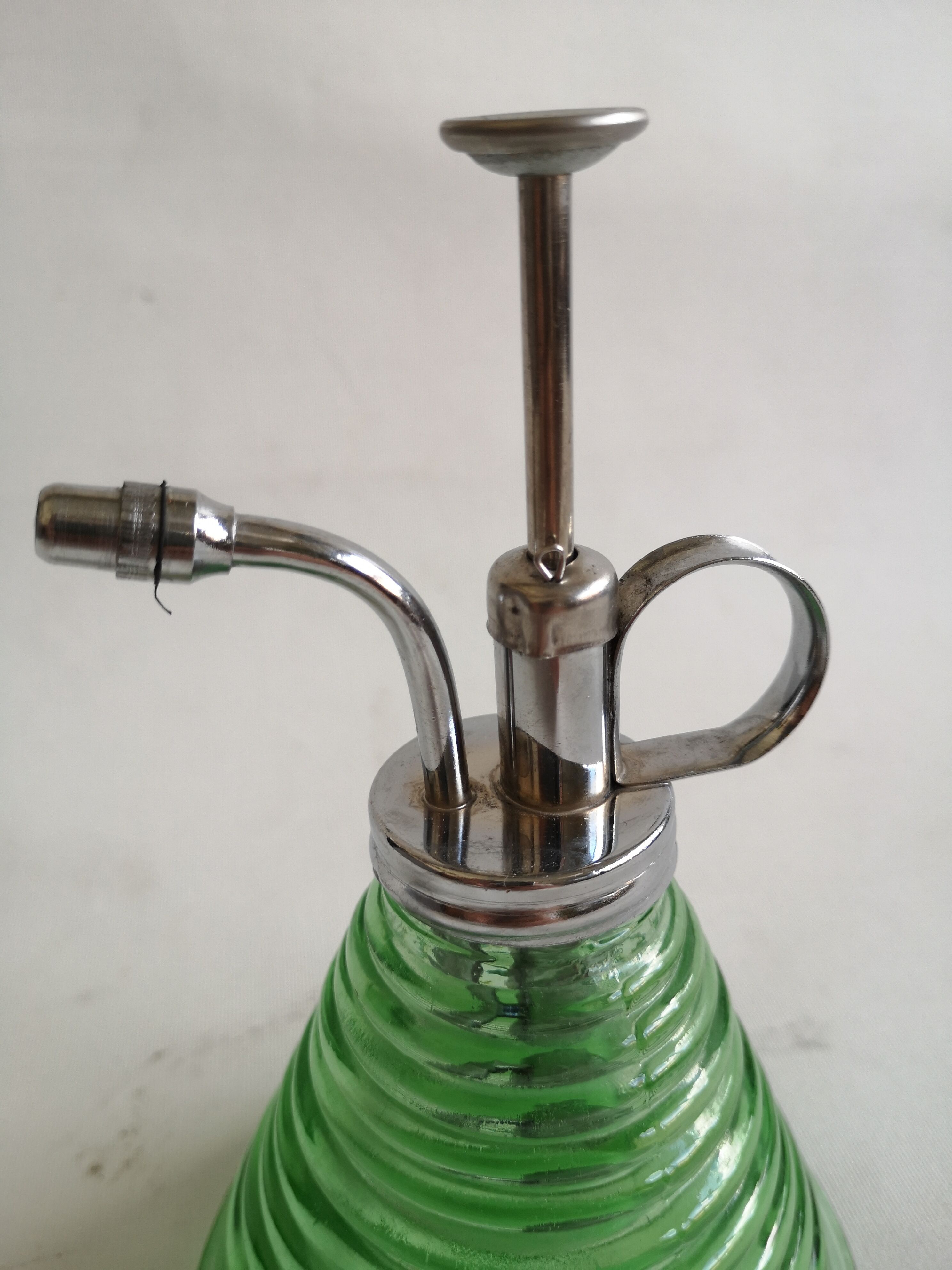 Vaporisateur en verre vert et métal chromé