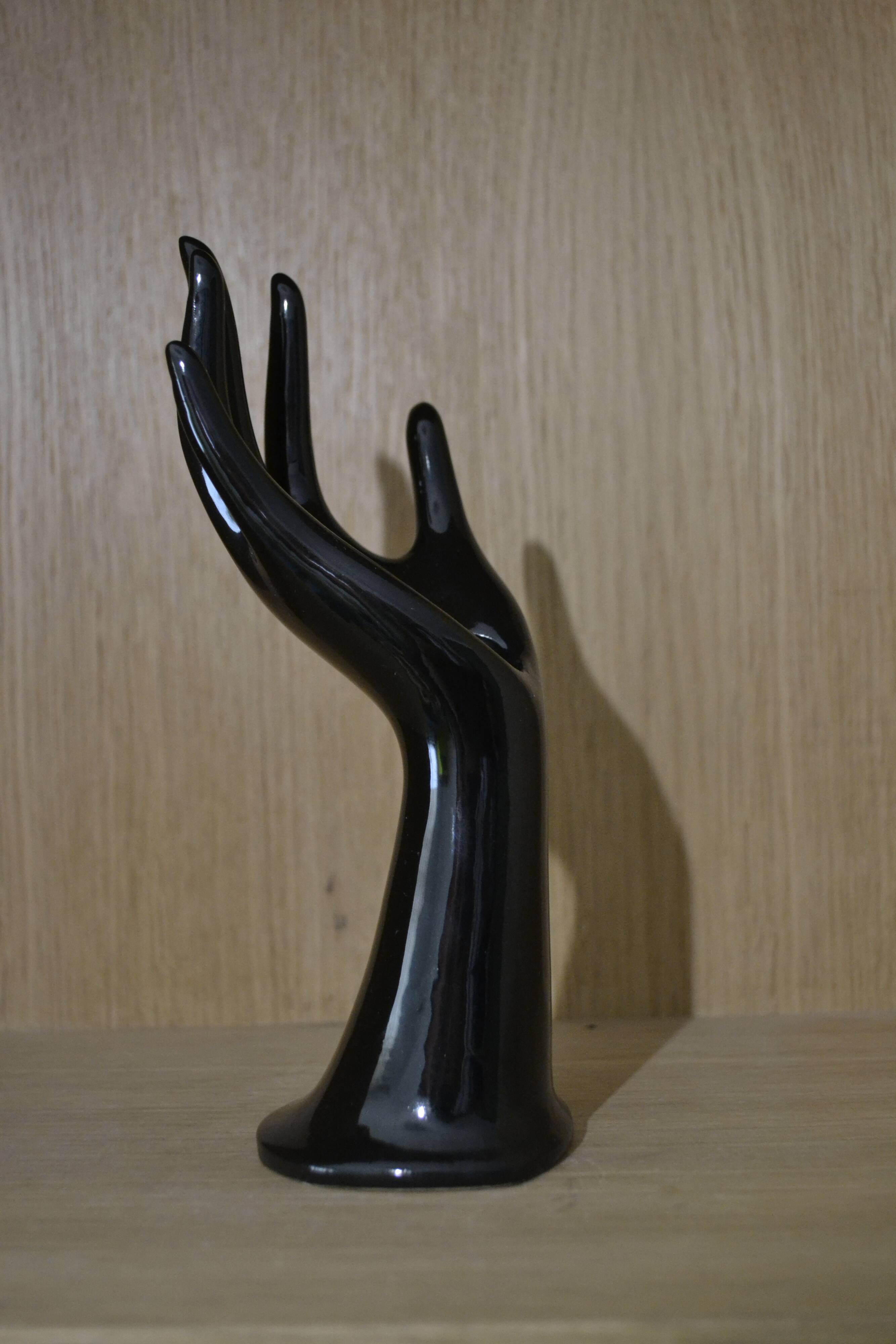 Hand black ring soliflore