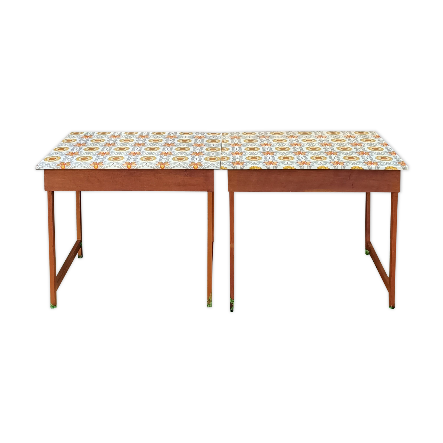 Lot de deux tables en bois avec dessus de fleurs vintage