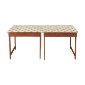 Lot de deux tables en bois avec dessus de fleurs vintage