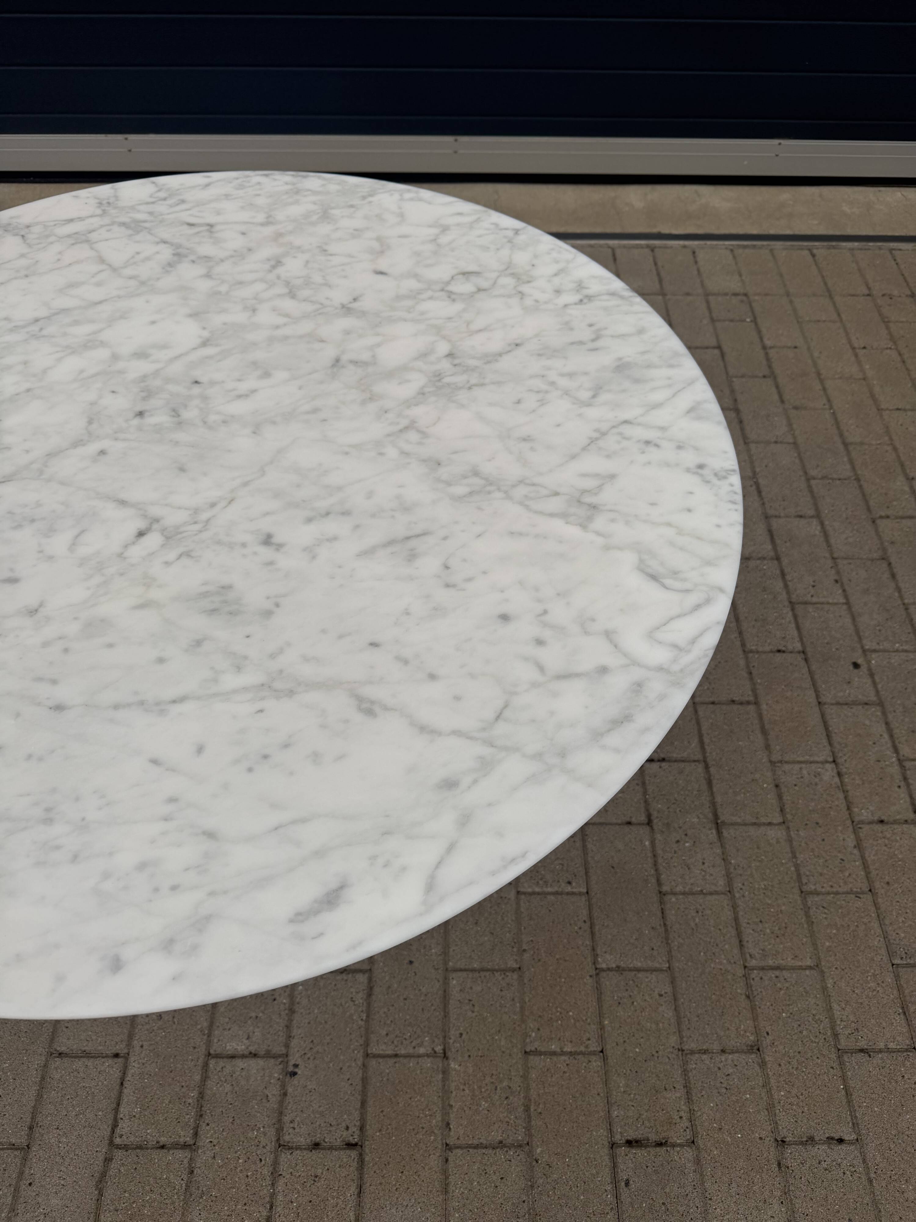 Original round Knoll Tulip dining table (120cm) Arabescato matte LIKE NEW!!
