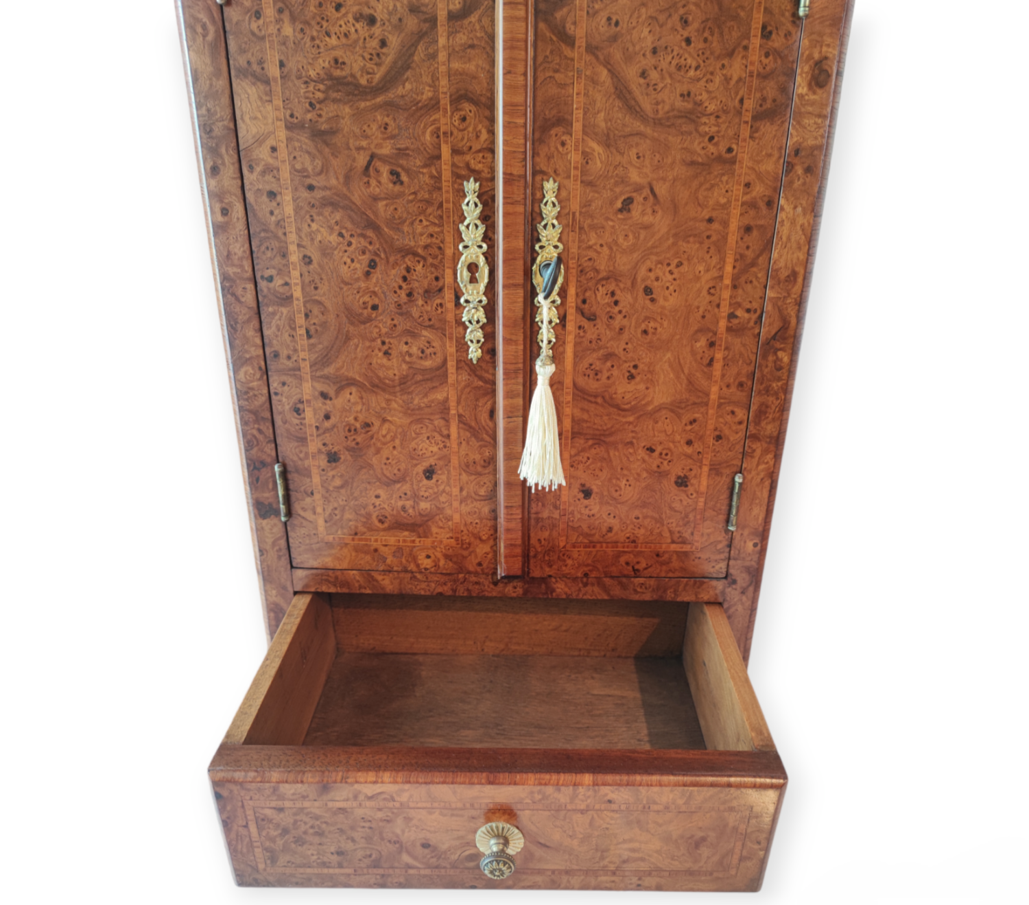 Armoire miniature en noyer Burr