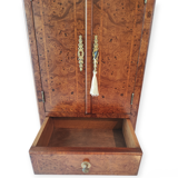 Armoire miniature en noyer Burr