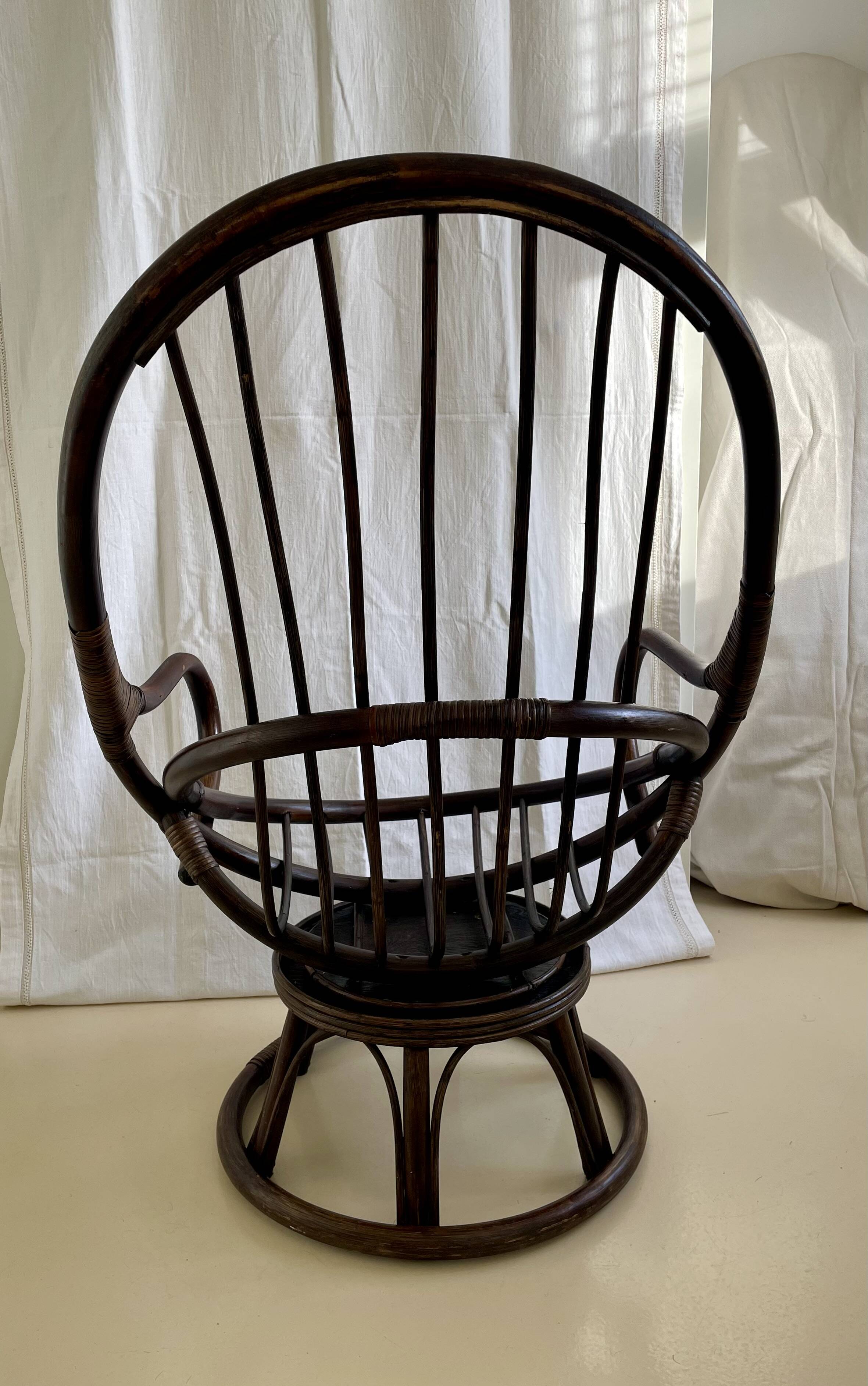 Chaise à œuf en rotin vintage des années 70 en très bon état.