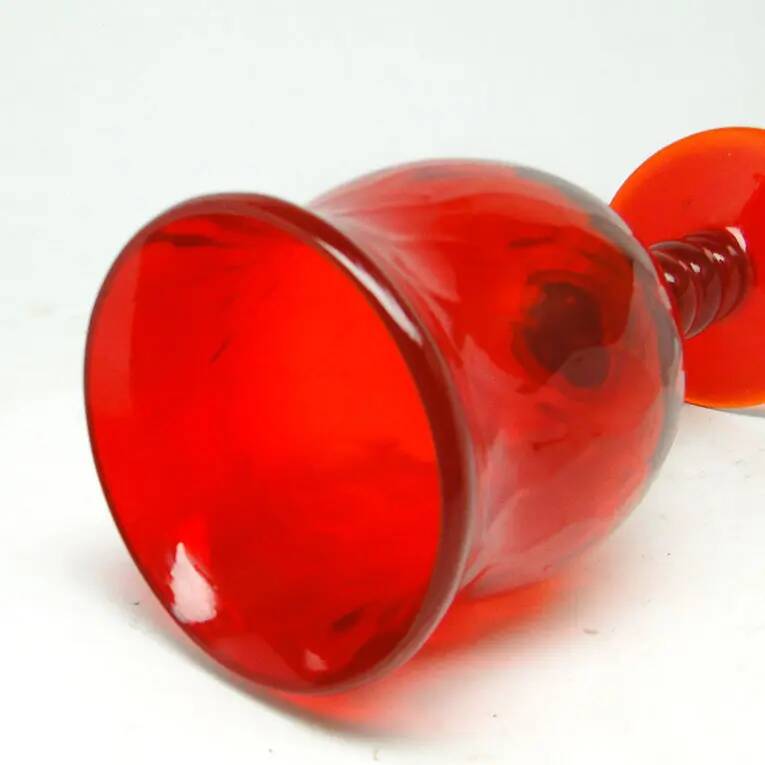 Gobelet décoratif baroque, en verre rouge, KIS, Institut du verre de Cracovie, années 1970