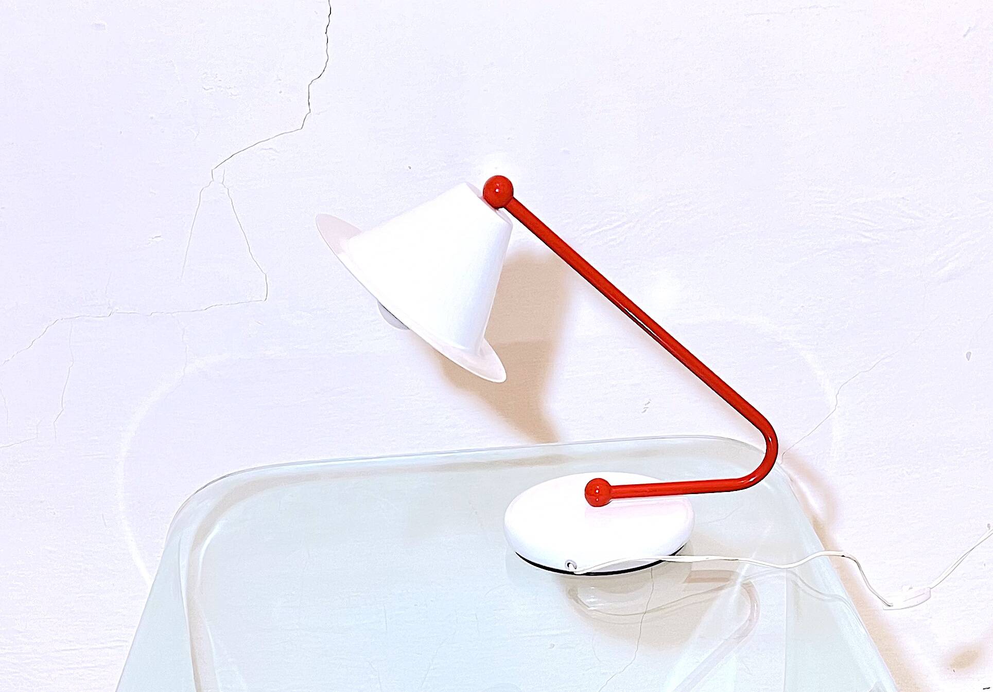 Memphis Milano lamp, red and white, 1980s Italy