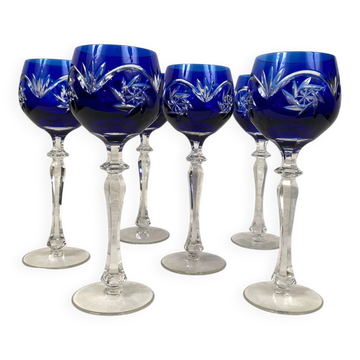 Bohême. Série de six verres à vin du Rhin en cristal taillé de couleur bleu