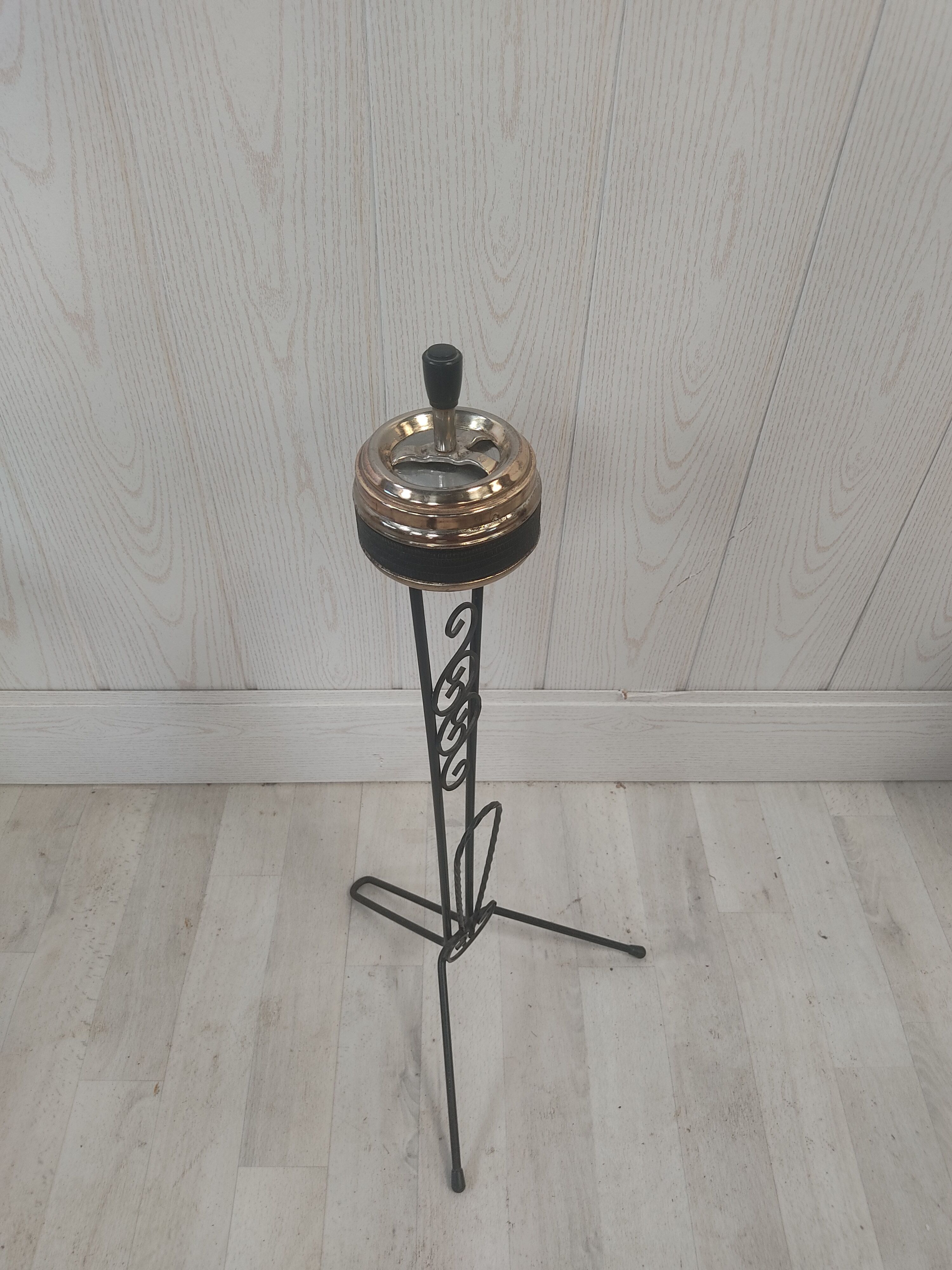 Ashtray carries tripod magazines