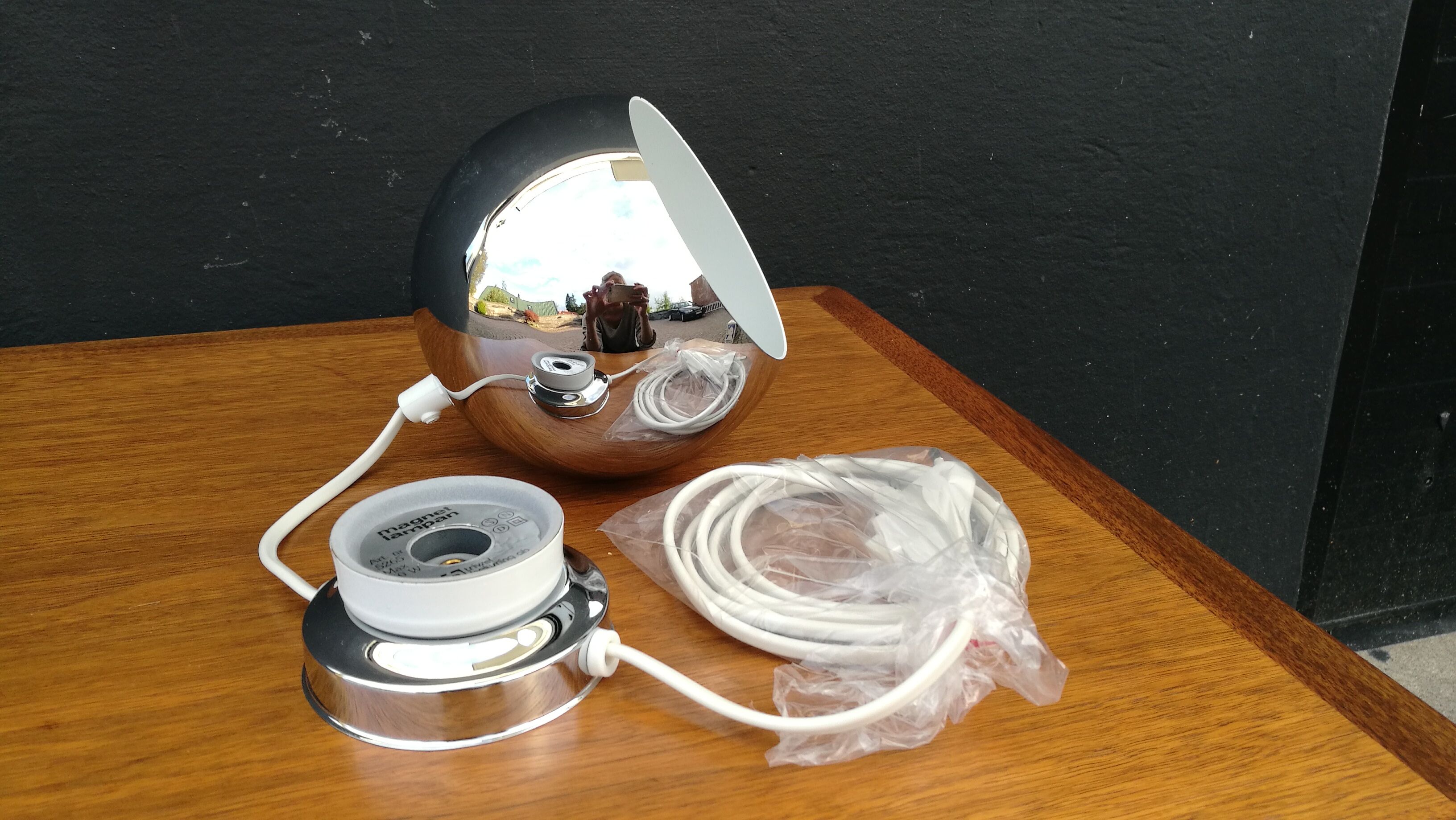 Wall lamp magnetic Swedish ball Magnetlampan