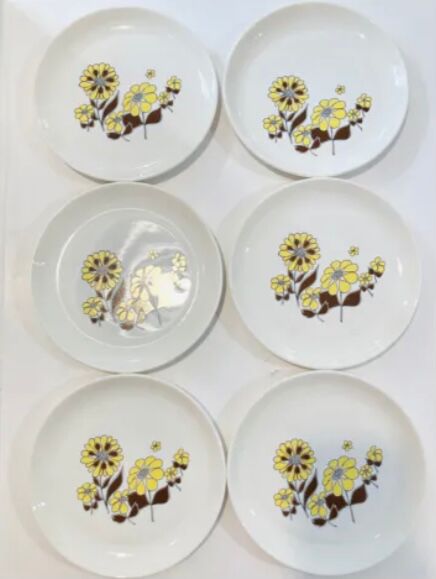 X8 floral plates mario and yellow 70s sovirel-vintage-kitchen-retri