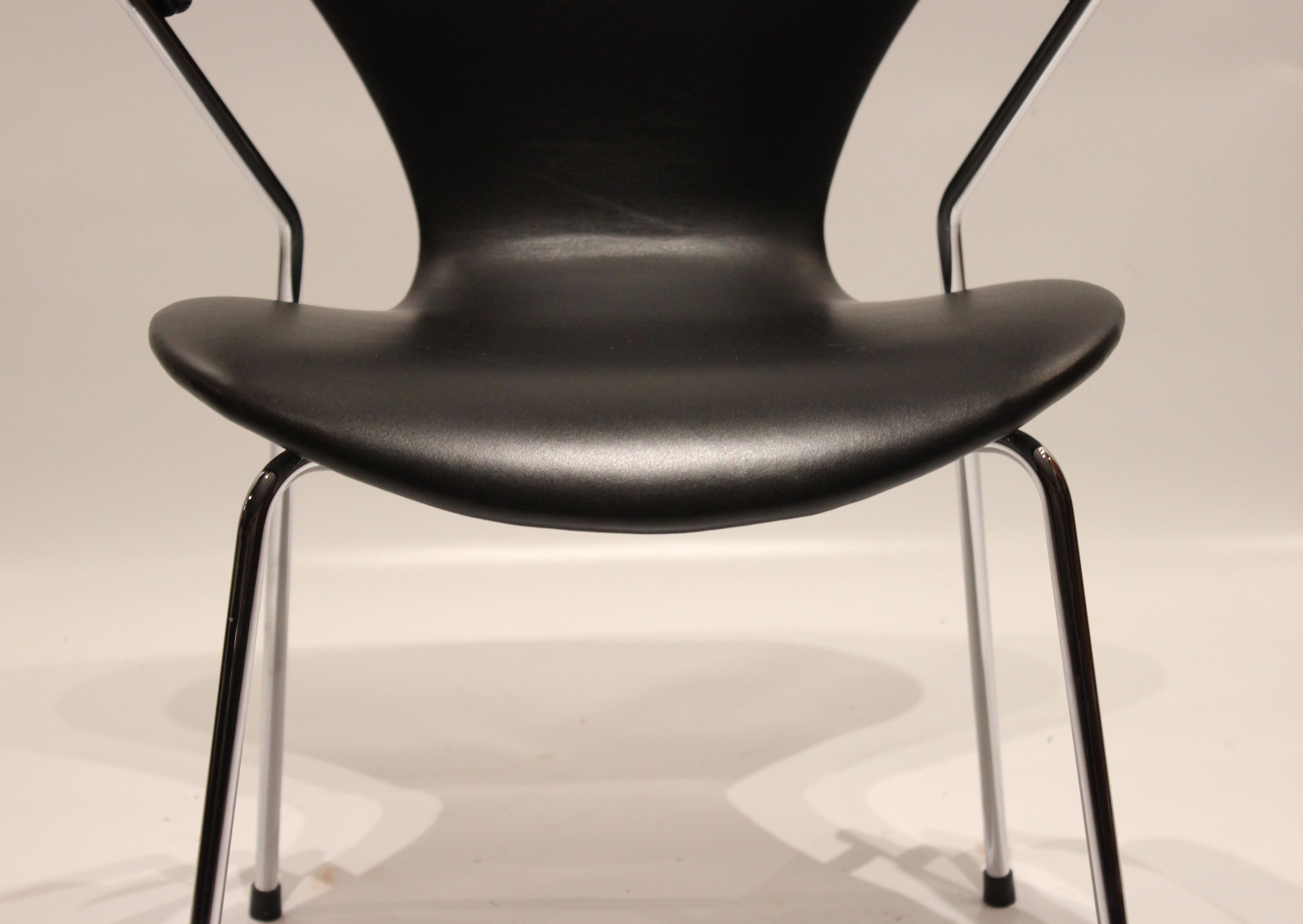 Quatre fauteuils modèle 3207, par Arne Jacobsen, 2006