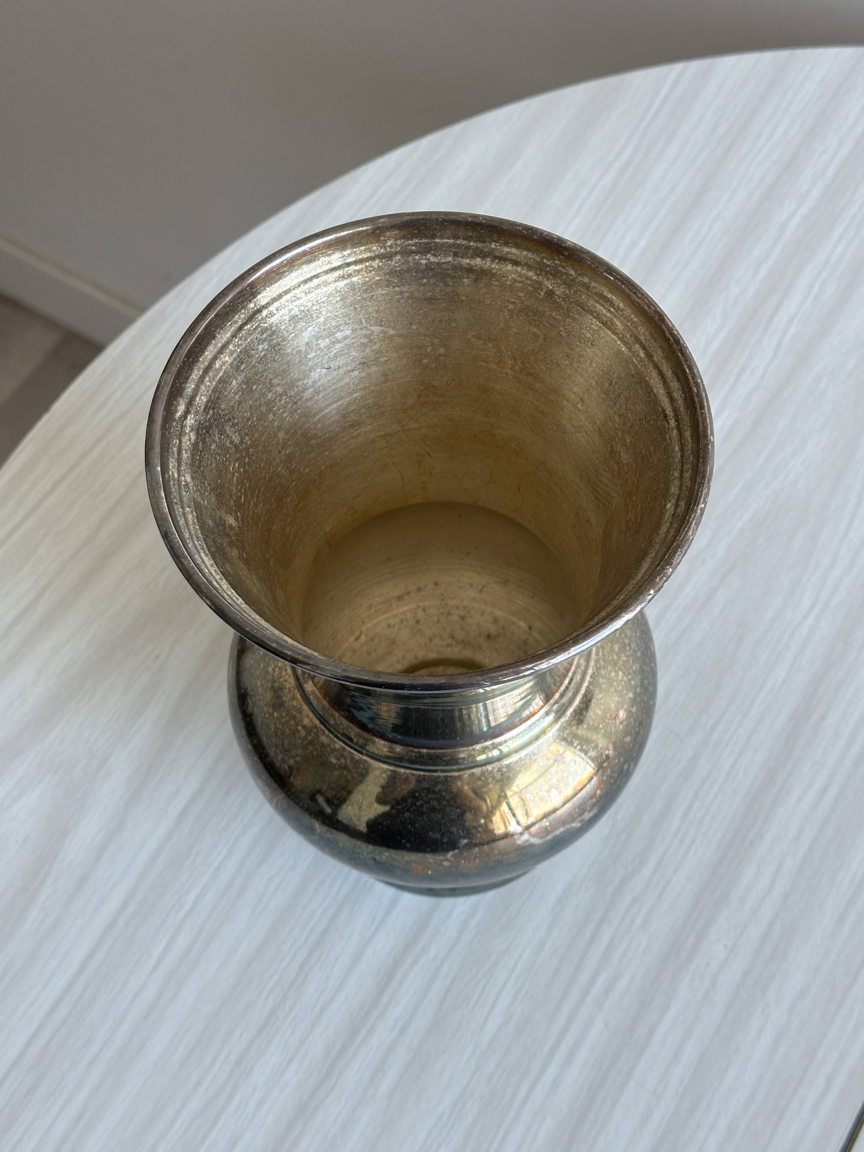 Vase en métal ancien très patiné