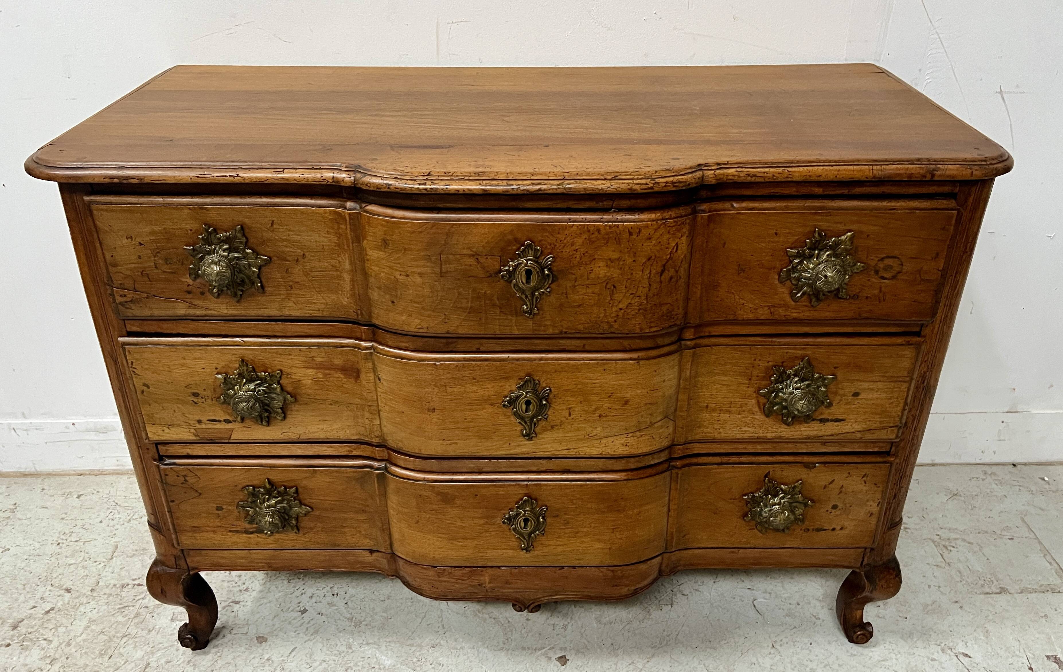 Louis XV commode with three drawers in solid walnut, 18th century