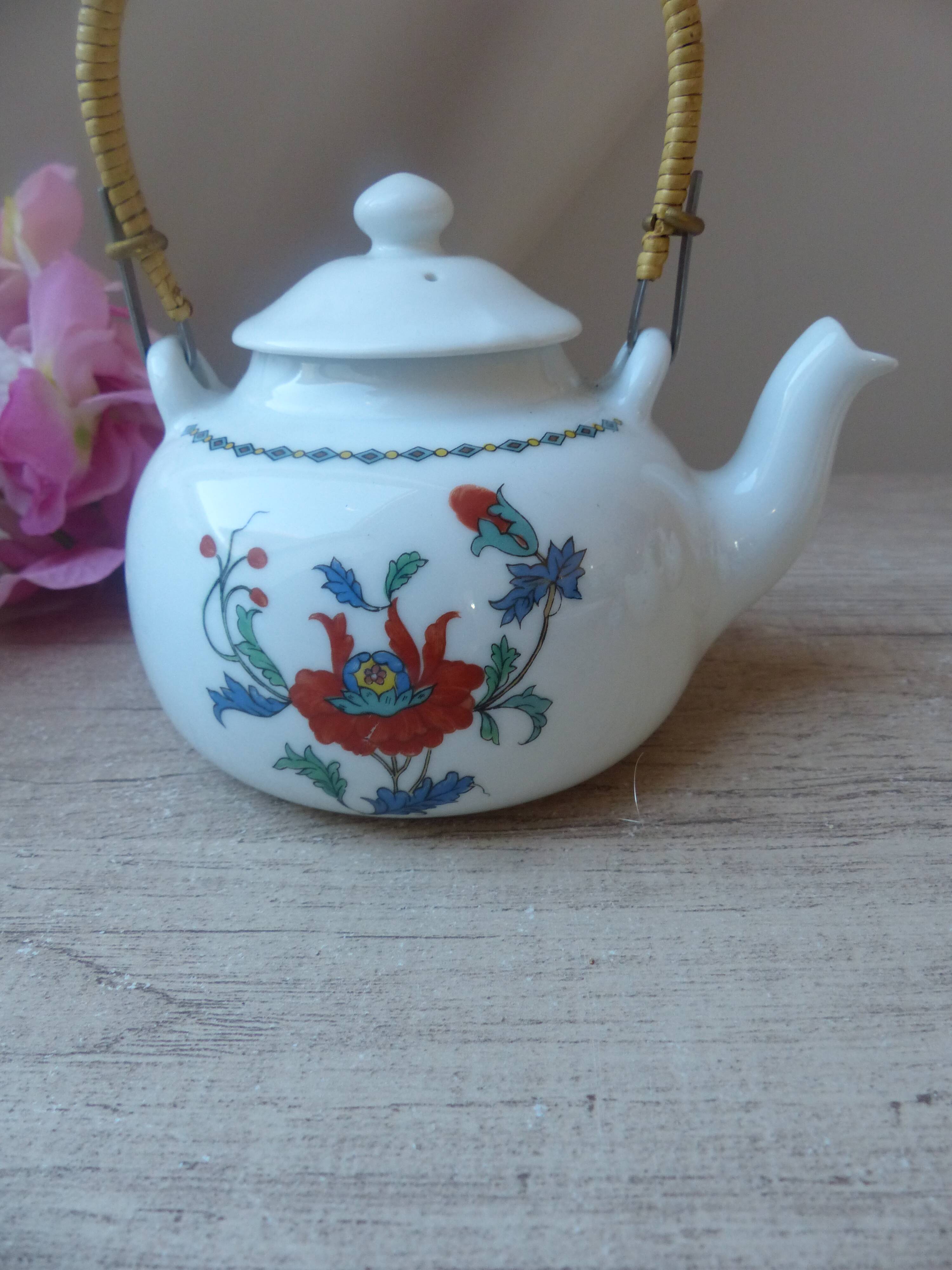 Small Paris porcelain teapot poppy decor Aluminite Frugier Limoges