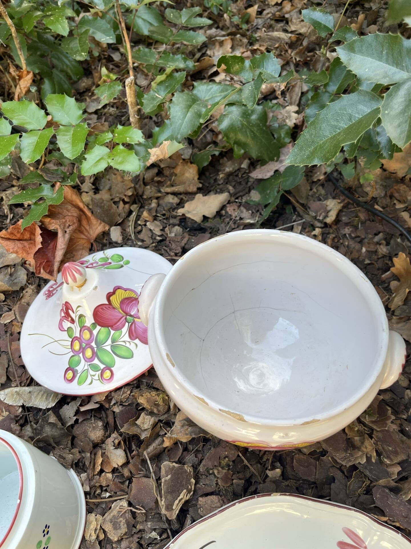 Faïences de l’Est décor floral à la fleur et au ruban