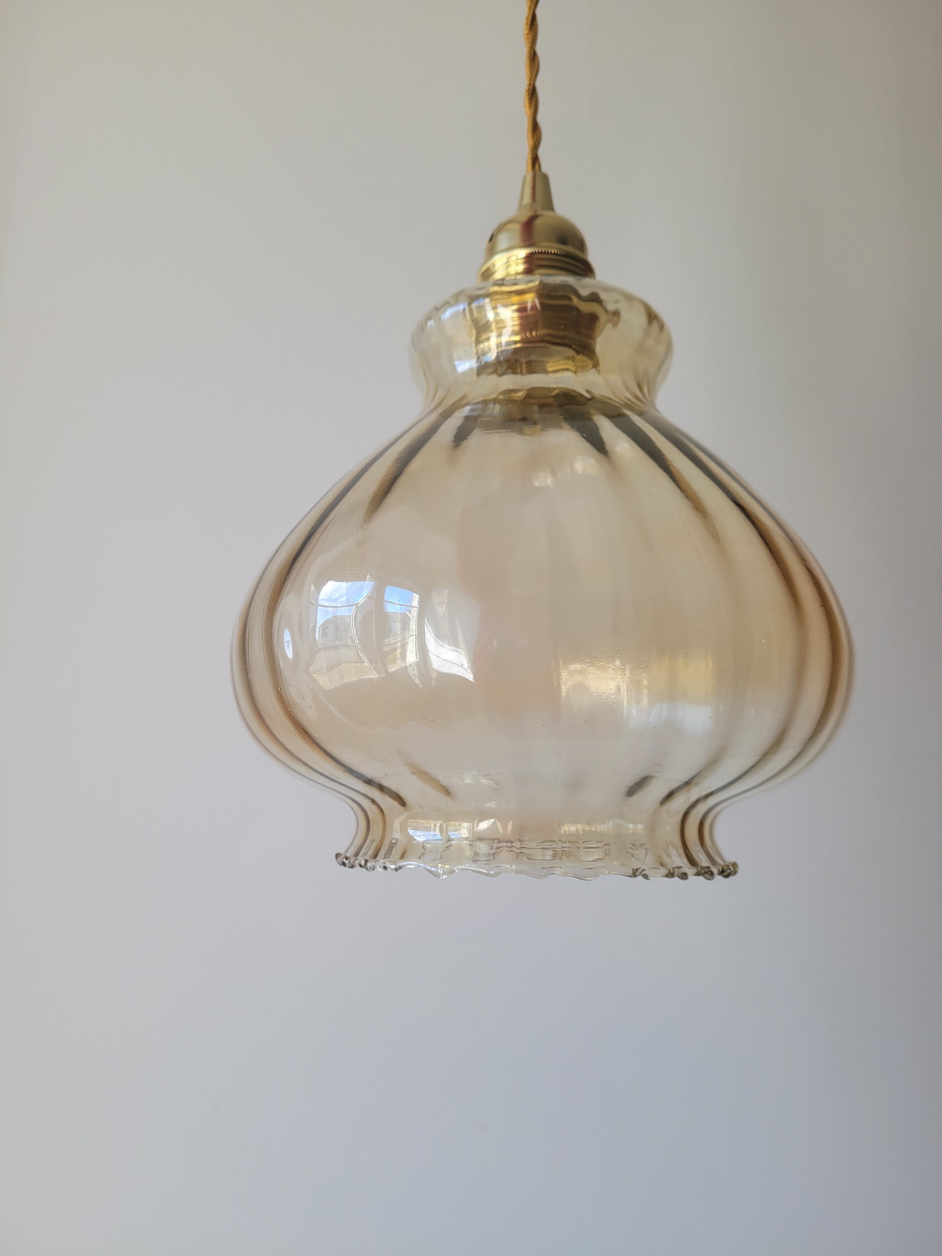 Suspension en verre fumé strié