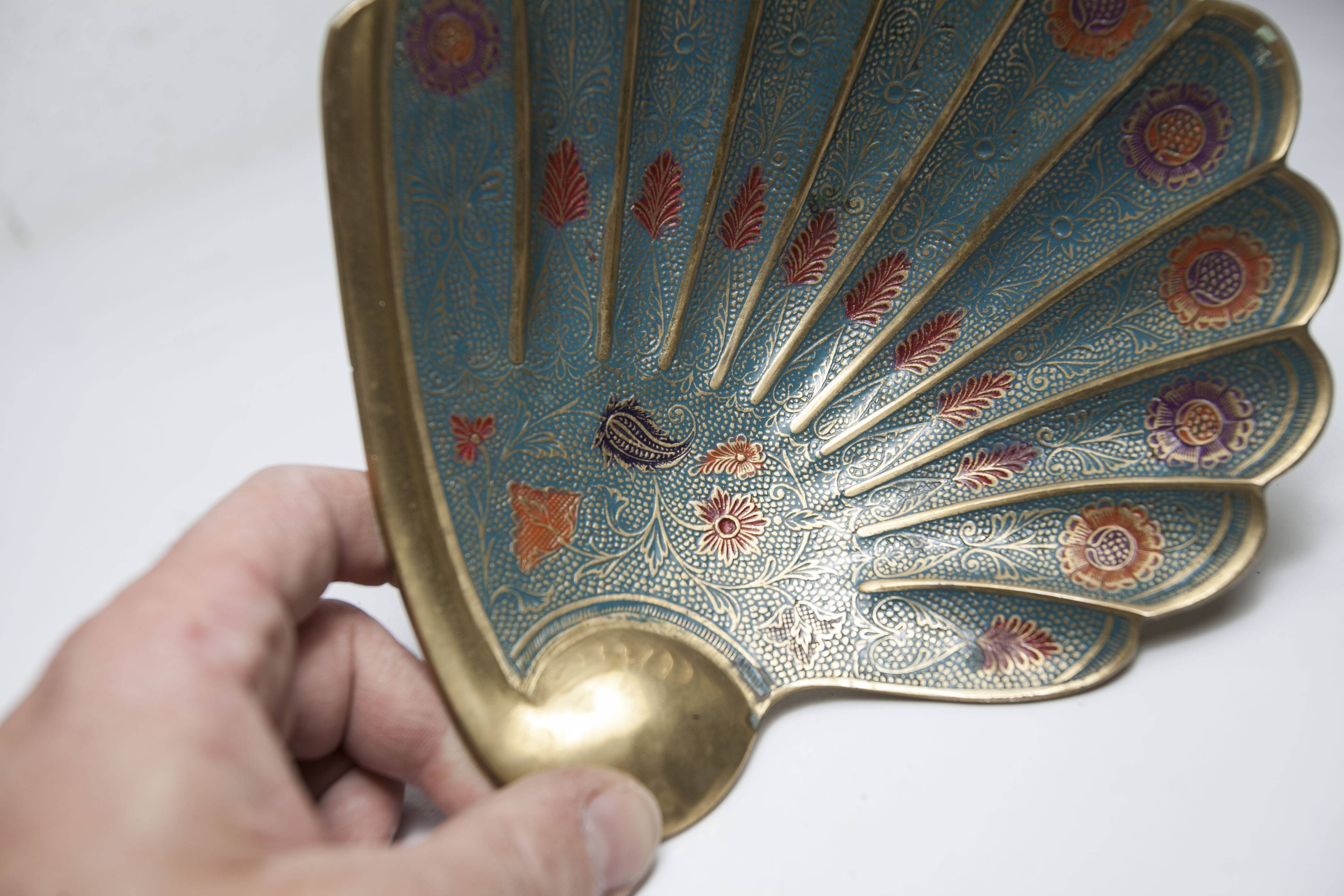 Shell cup in enameled brass