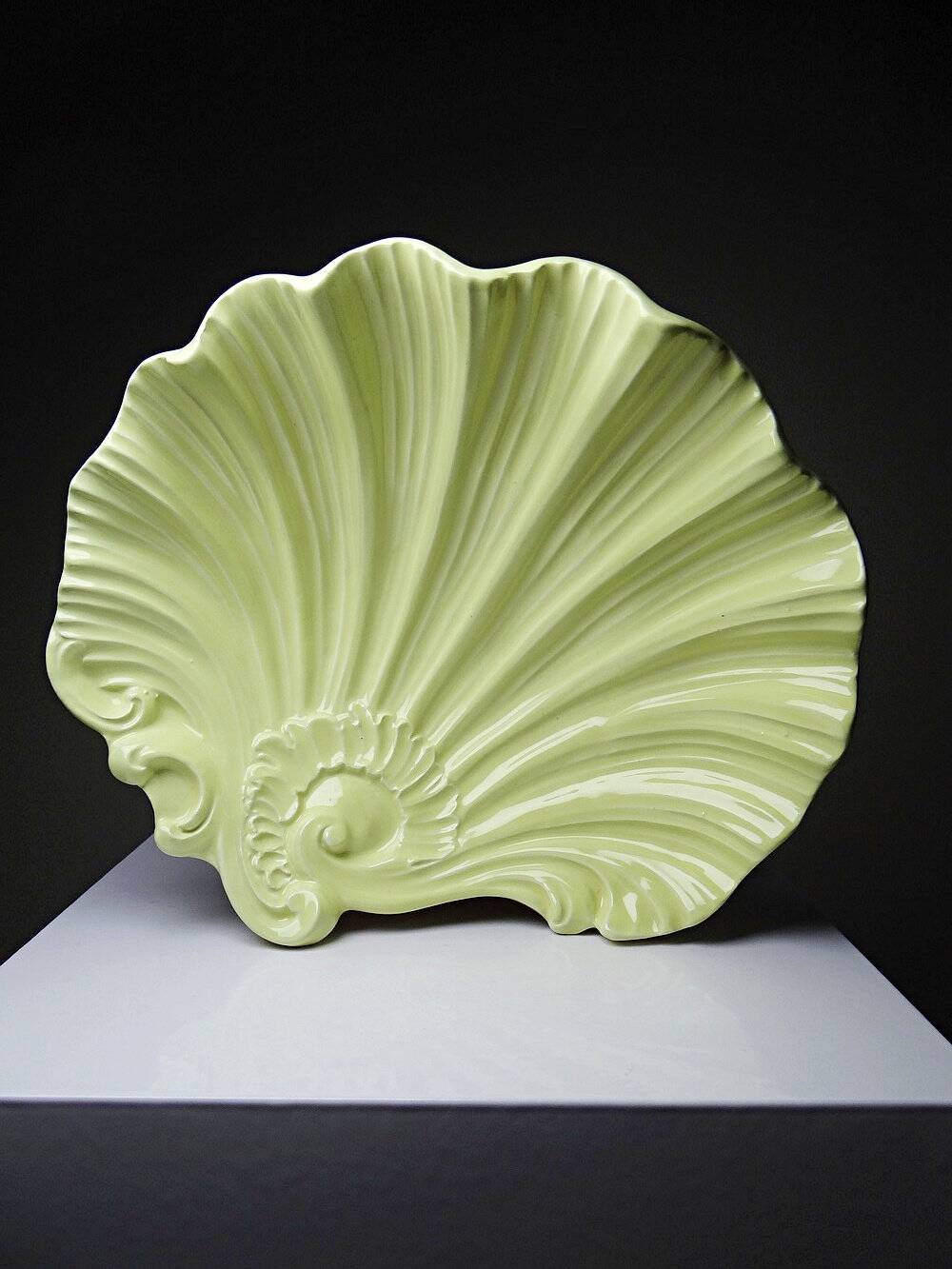 Small vintage rococo-style earthenware bowl or trinket dish with seashell motif, 1970s-80s