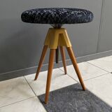 Piano stool adjustable in height