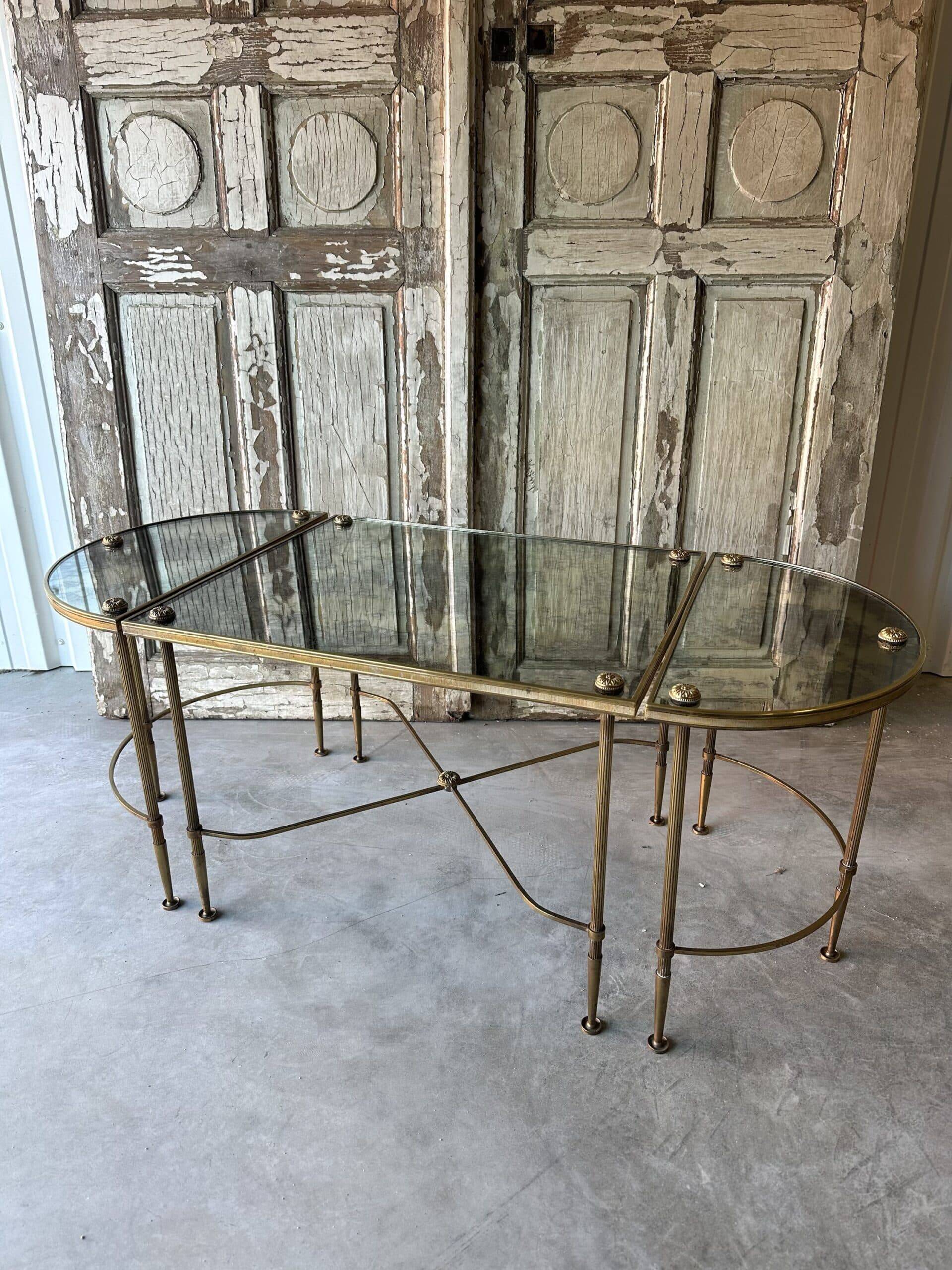 Tripartite coffee table attributed to Maison Baguès.