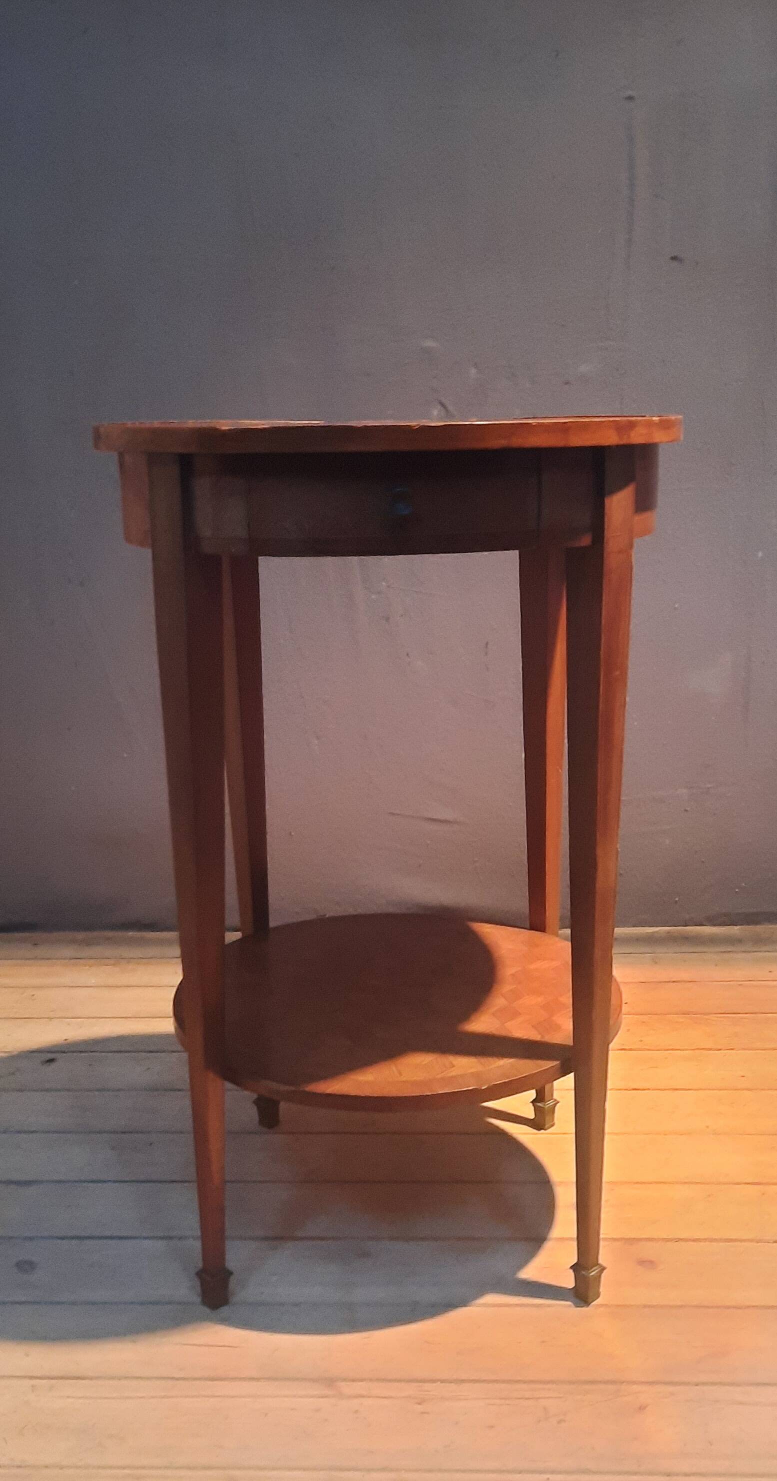 Round marquetry pedestal table with 2 shelves