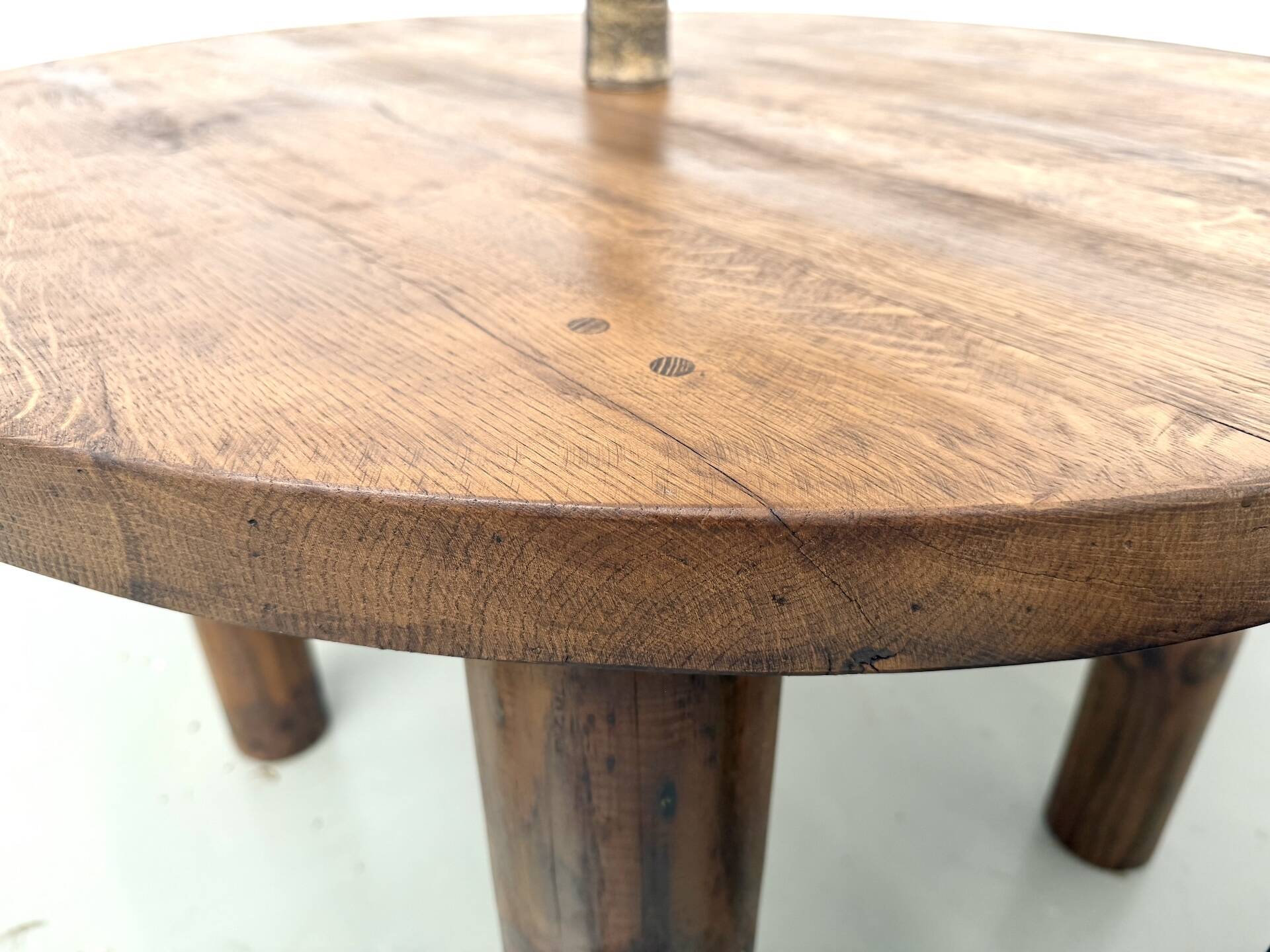 Table ronde moderniste chêne massif, piètement cylindrique pin, DLG Perrian