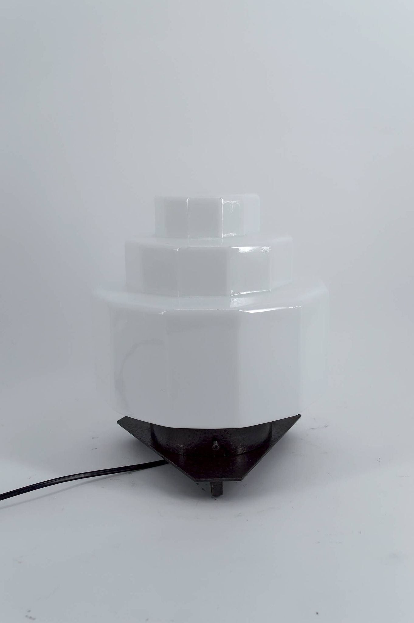 Lampe Art Déco Steamline Modern, vers 1930 – Verre opalin et fer Forgé