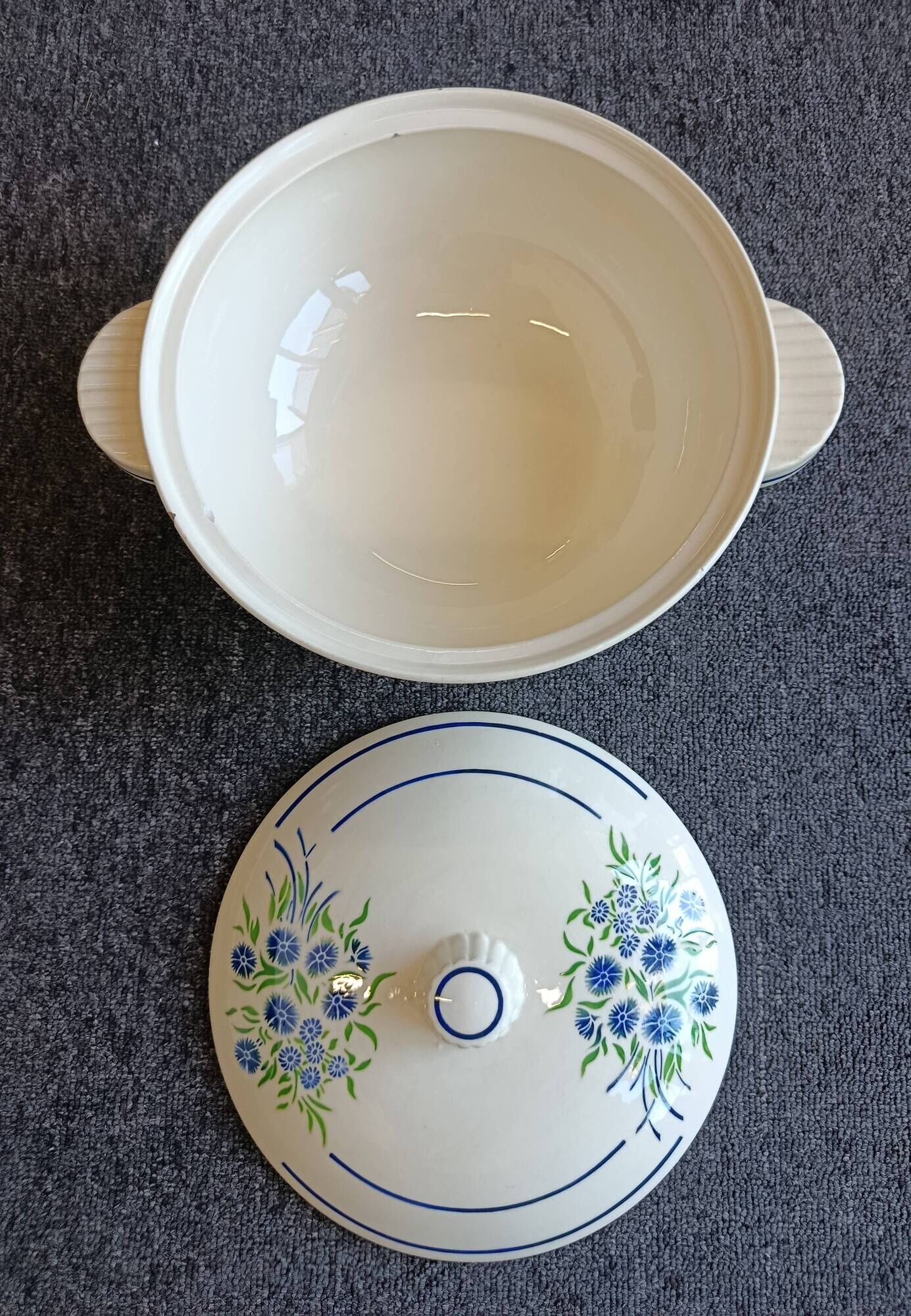 Grand table service Francine, Faïencerie de Badonviller, early 20th century.