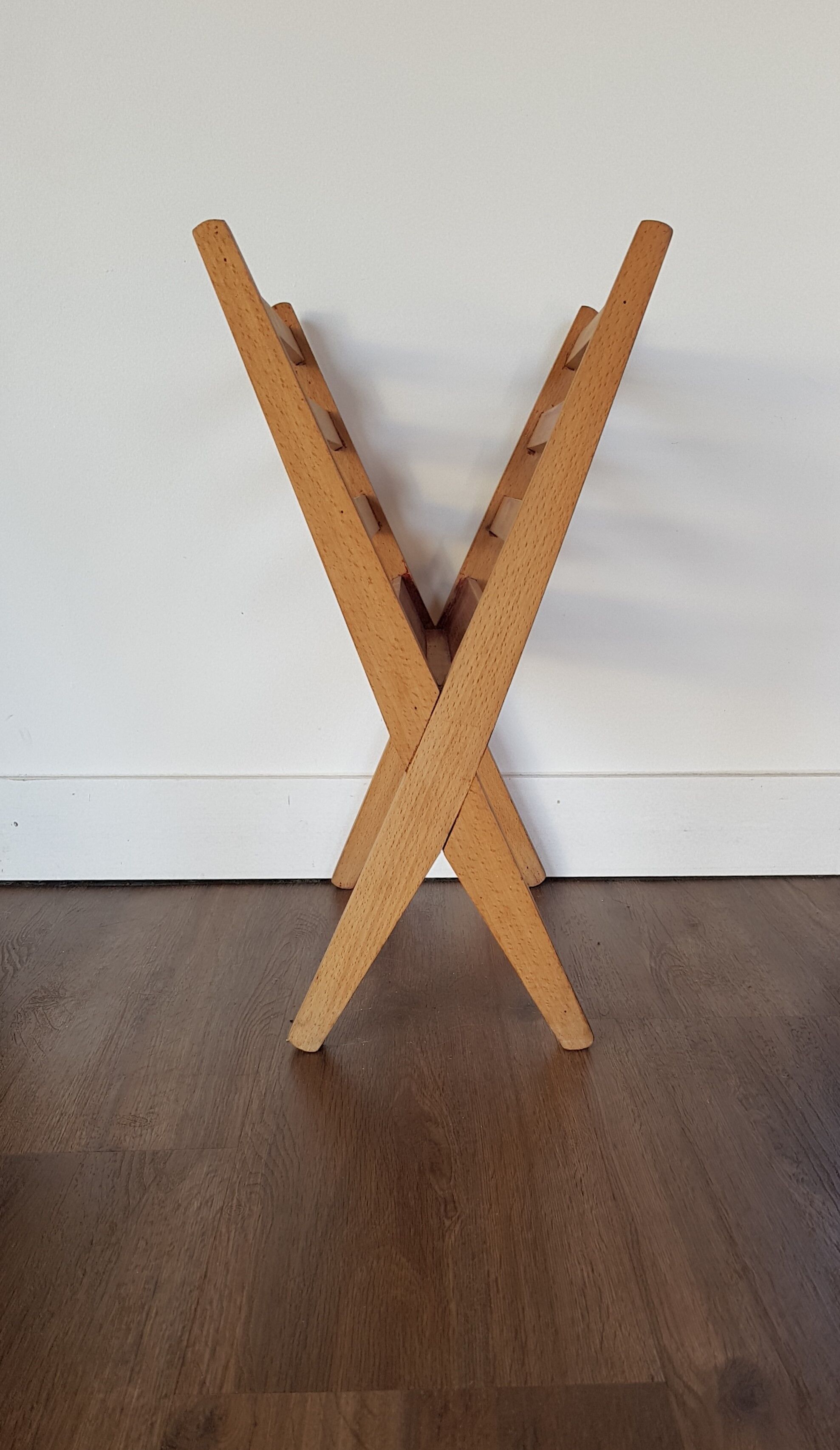 Scandinavian magazine holder